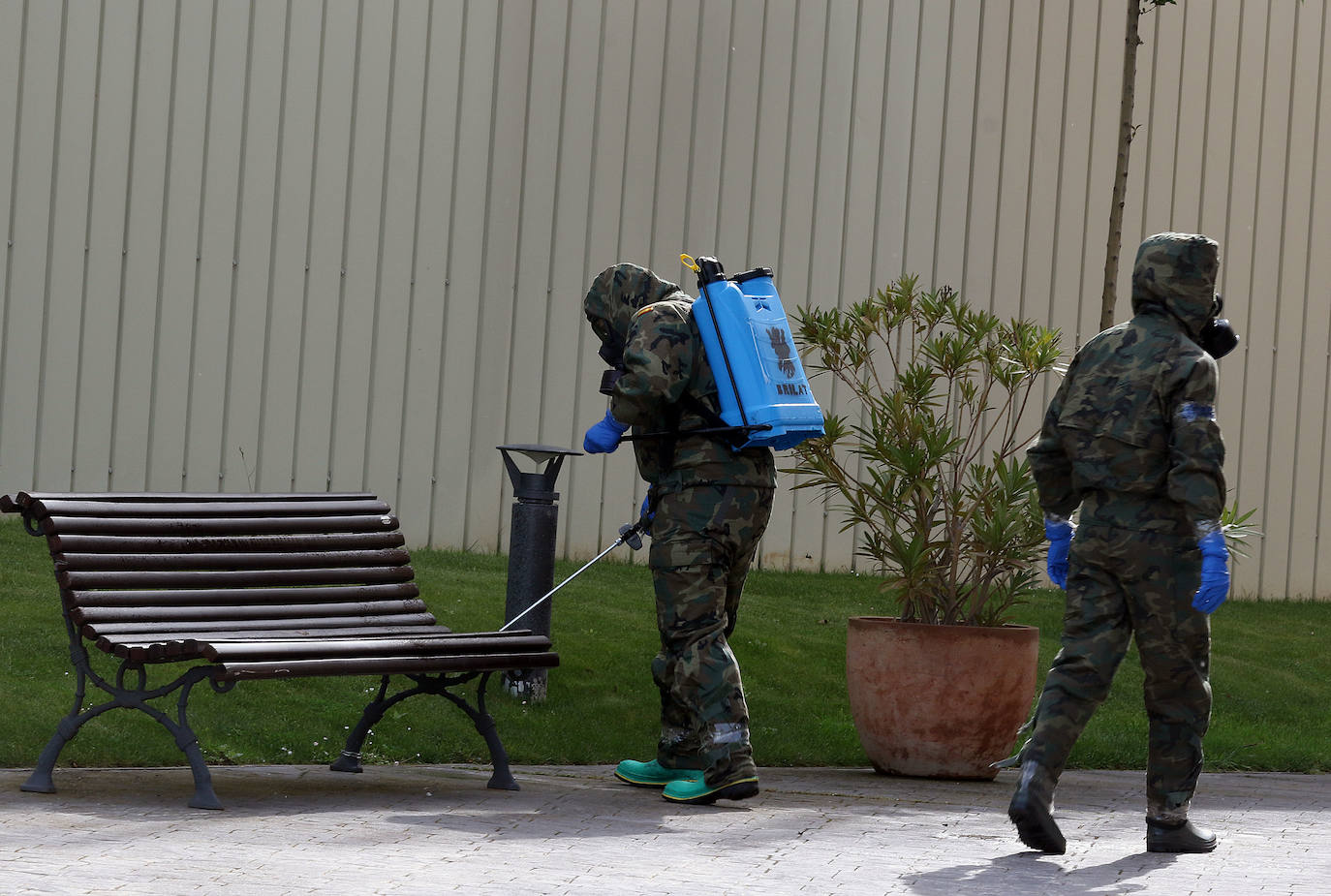 Fotos: La Brilat desinfecta la residencia Ballesol de Parquesol