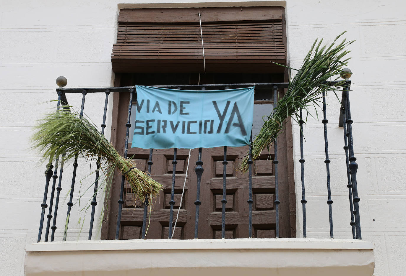 Balcones y ventanas de Dueñas se engalanan para festejar la fiesta de su patrón.