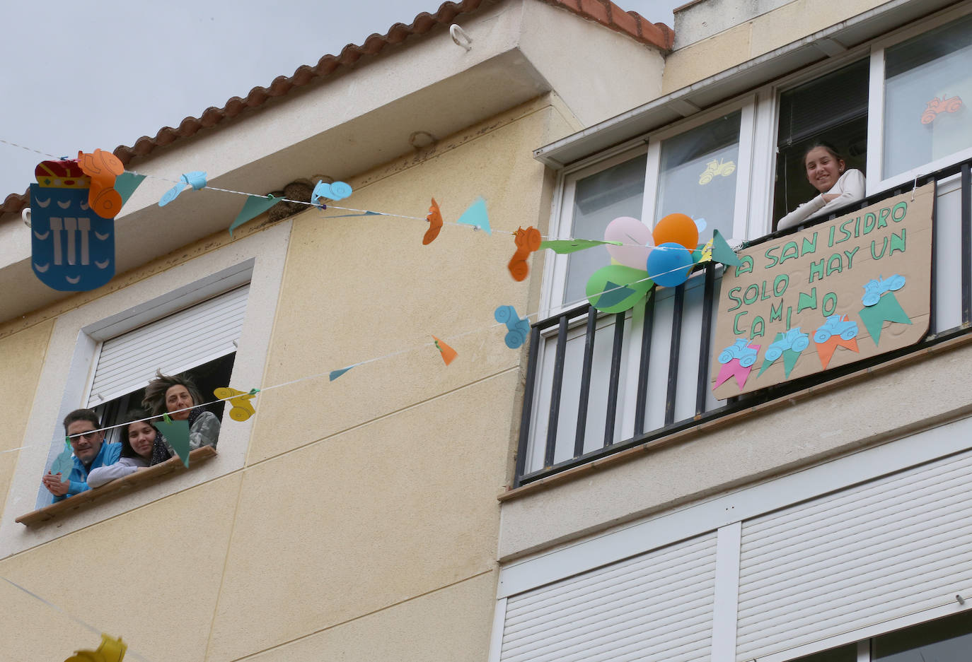 Balcones y ventanas de Dueñas se engalanan para festejar la fiesta de su patrón.