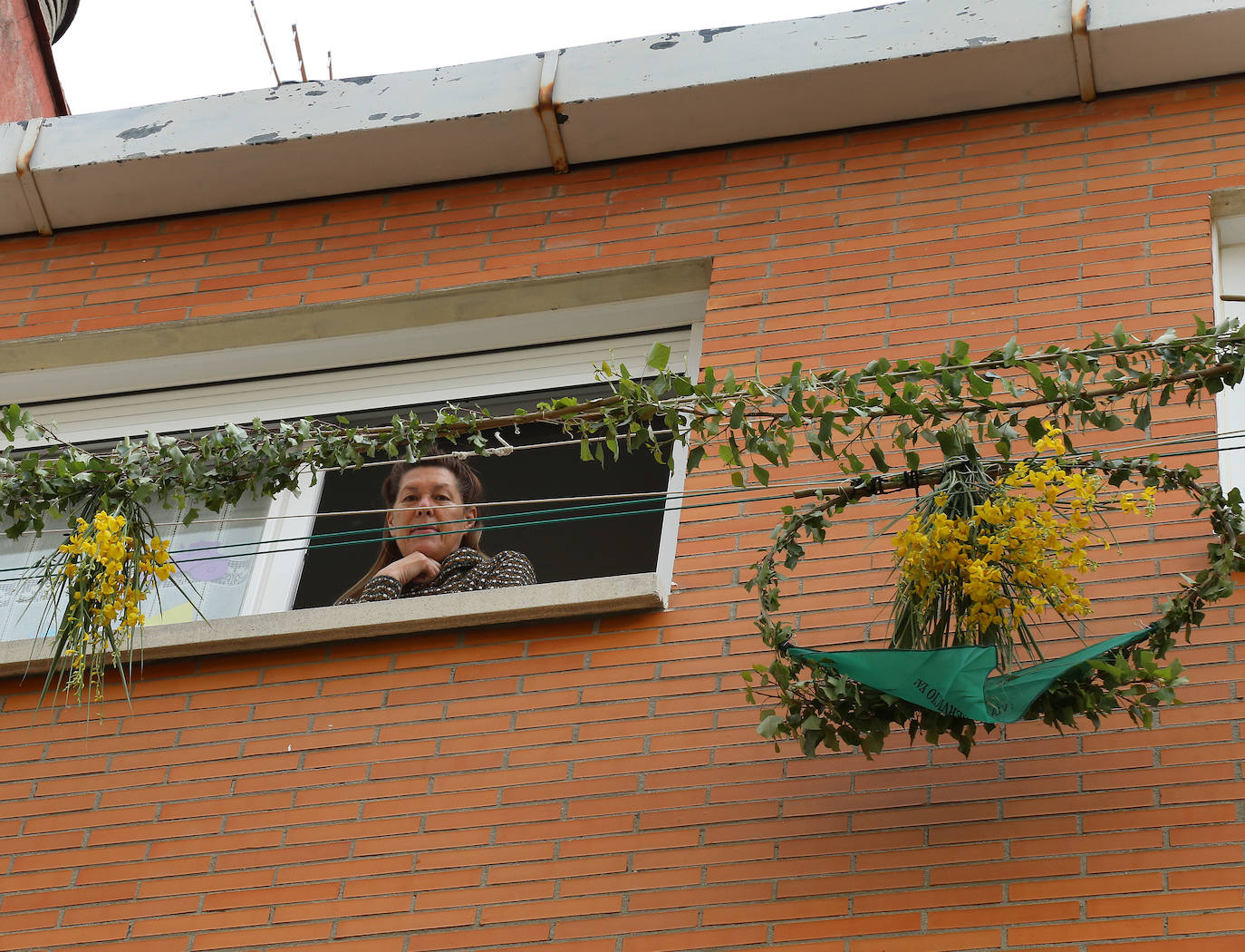 Balcones y ventanas de Dueñas se engalanan para festejar la fiesta de su patrón.