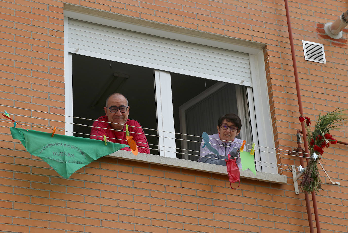 Balcones y ventanas de Dueñas se engalanan para festejar la fiesta de su patrón.