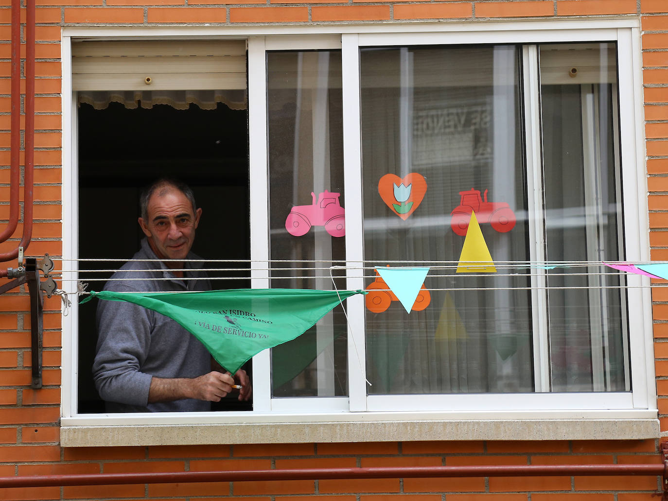 Balcones y ventanas de Dueñas se engalanan para festejar la fiesta de su patrón.