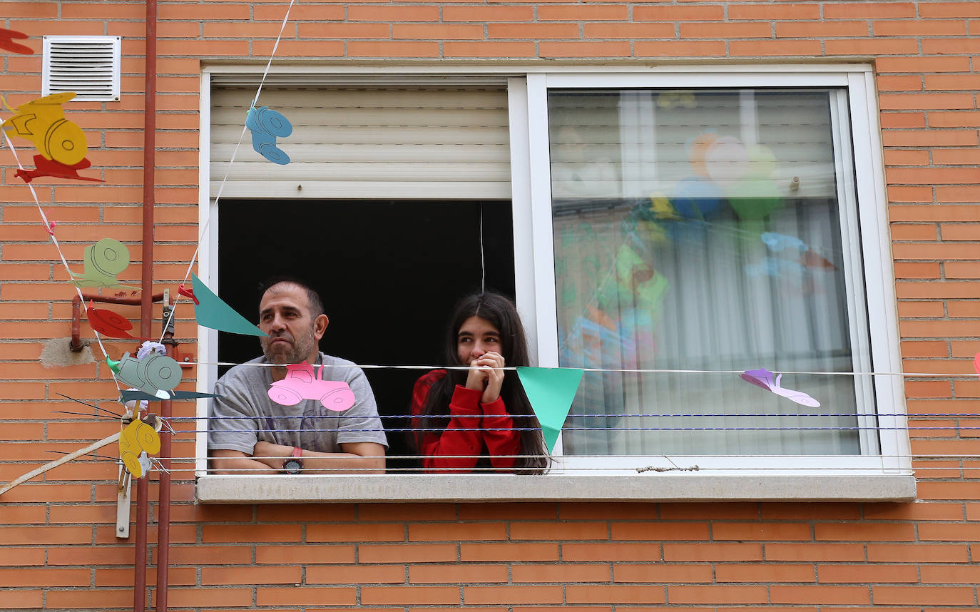 Balcones y ventanas de Dueñas se engalanan para festejar la fiesta de su patrón.