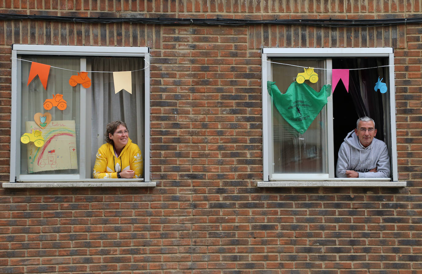 Balcones y ventanas de Dueñas se engalanan para festejar la fiesta de su patrón.