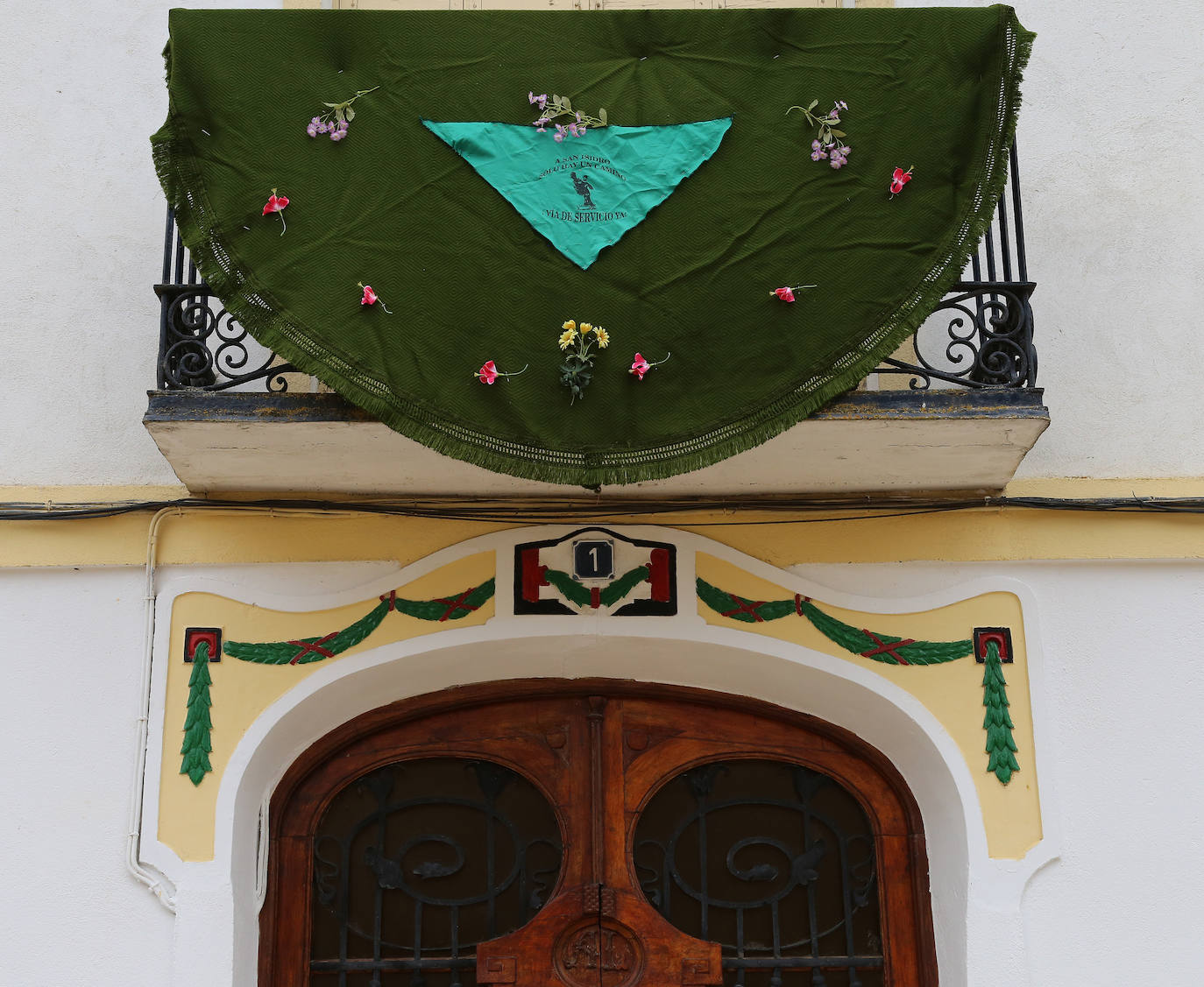 Balcones y ventanas de Dueñas se engalanan para festejar la fiesta de su patrón.