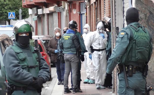 Agentes de la Guardia Civil en uno de los registros.