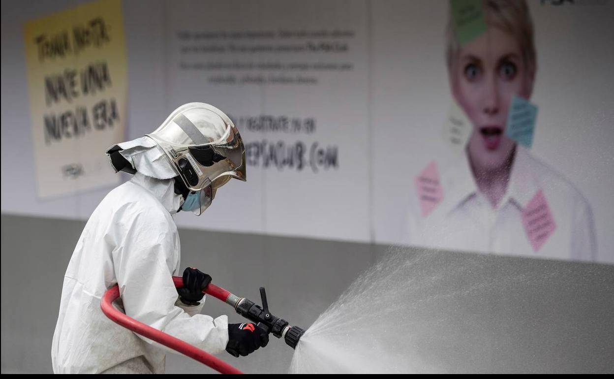 Los Bomberos de Madrid desinfectan los accesos al Centro de Madrid del Grupo PSA, en Villlaverde.