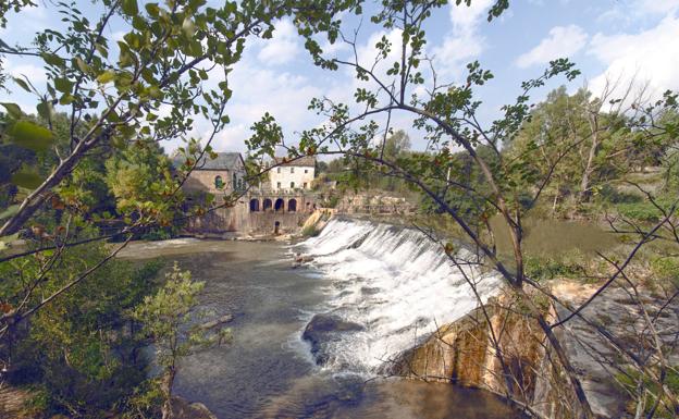 Presa hidroeléctrica construida en 1921 sobre el río Duero y que abastece de energía a la finca, a la bodega y a la posada. 