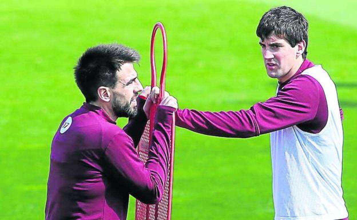 Mikel San José, a la derecha, junto a Beñat en un entrenamiento del Athletic. 