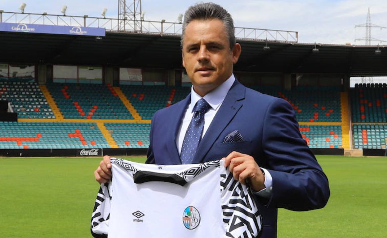 Ulises Zurita posa con la camiseta del Salamanca CF UDS en el estadio Helmántico.