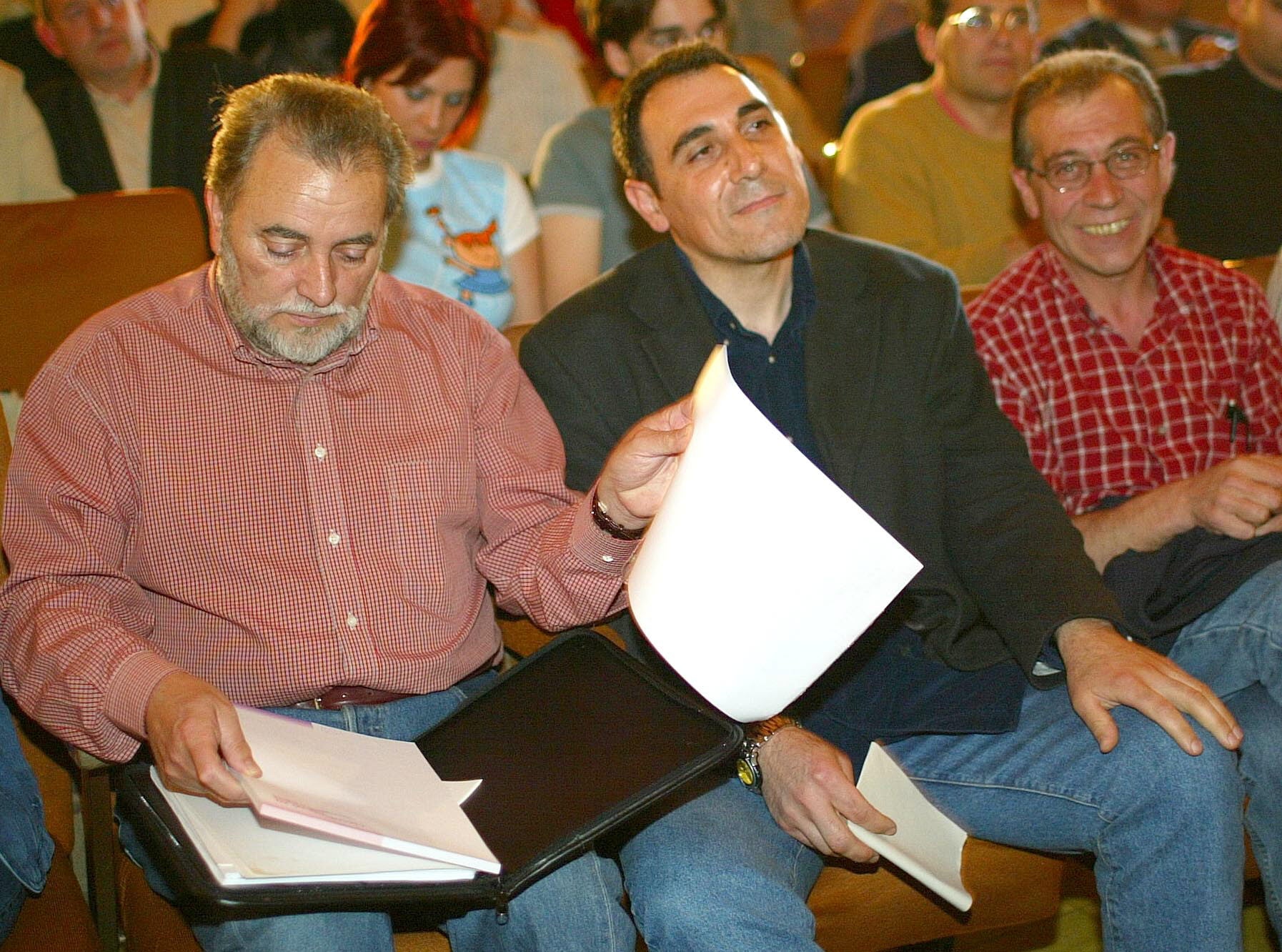 Julio Anguita y Alfonso Sánchez en el Centro Cívico de Canterac durante la campaña electoral de IU en 2003.