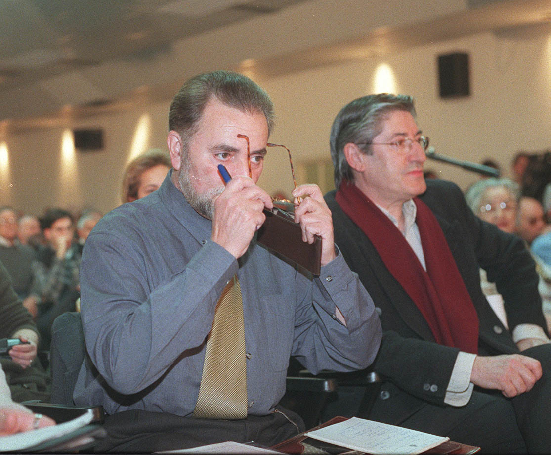 Julio Anguita junto a Antonio Herreros (d) en un momento del mitín celebrado ayer por IU en el centro cívico Juan de Austria en el año 2000.