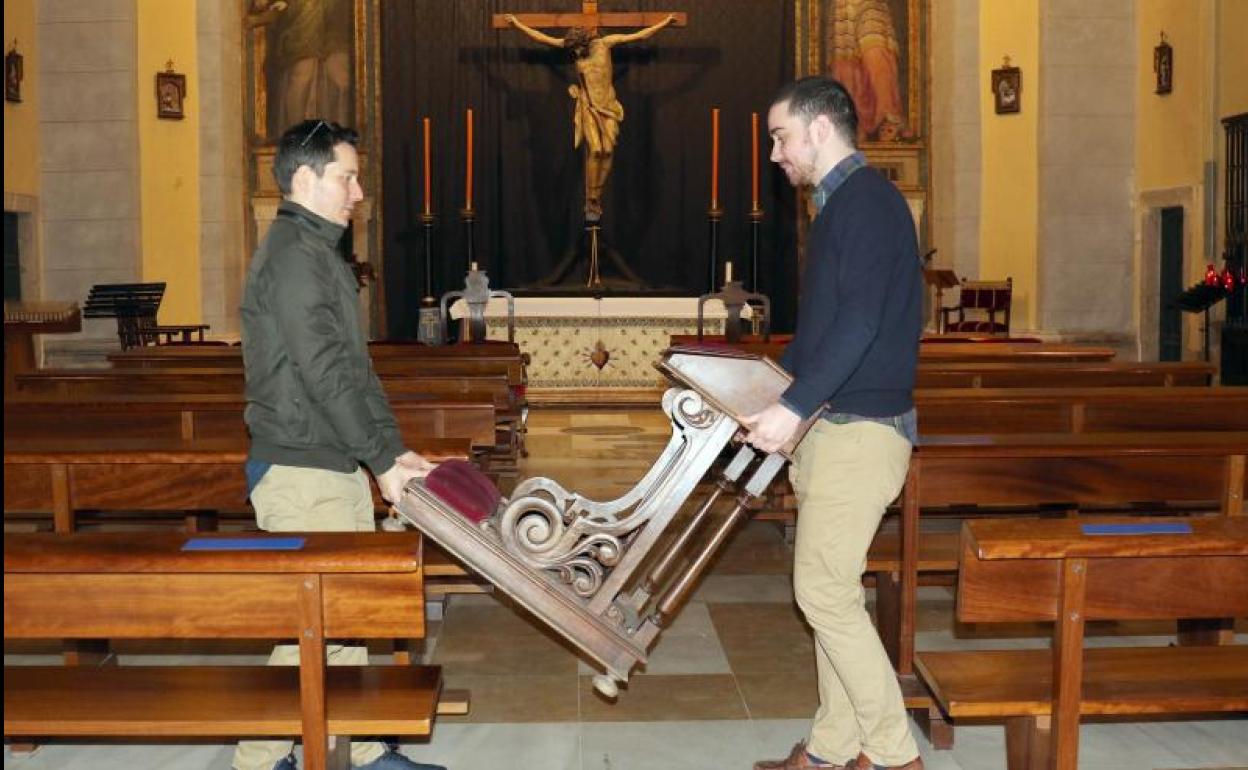 Preparativos en la vallisoletana iglesia de Las Angustias para garantizar que los feligreses mantienen la distancia recomendada para evitar contagios.