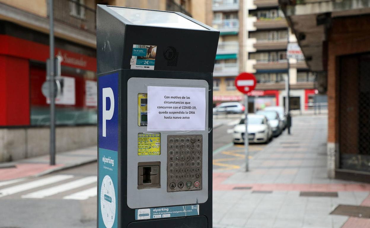 Un poste de la ORA con el cartel que indicaba que era gratuita.