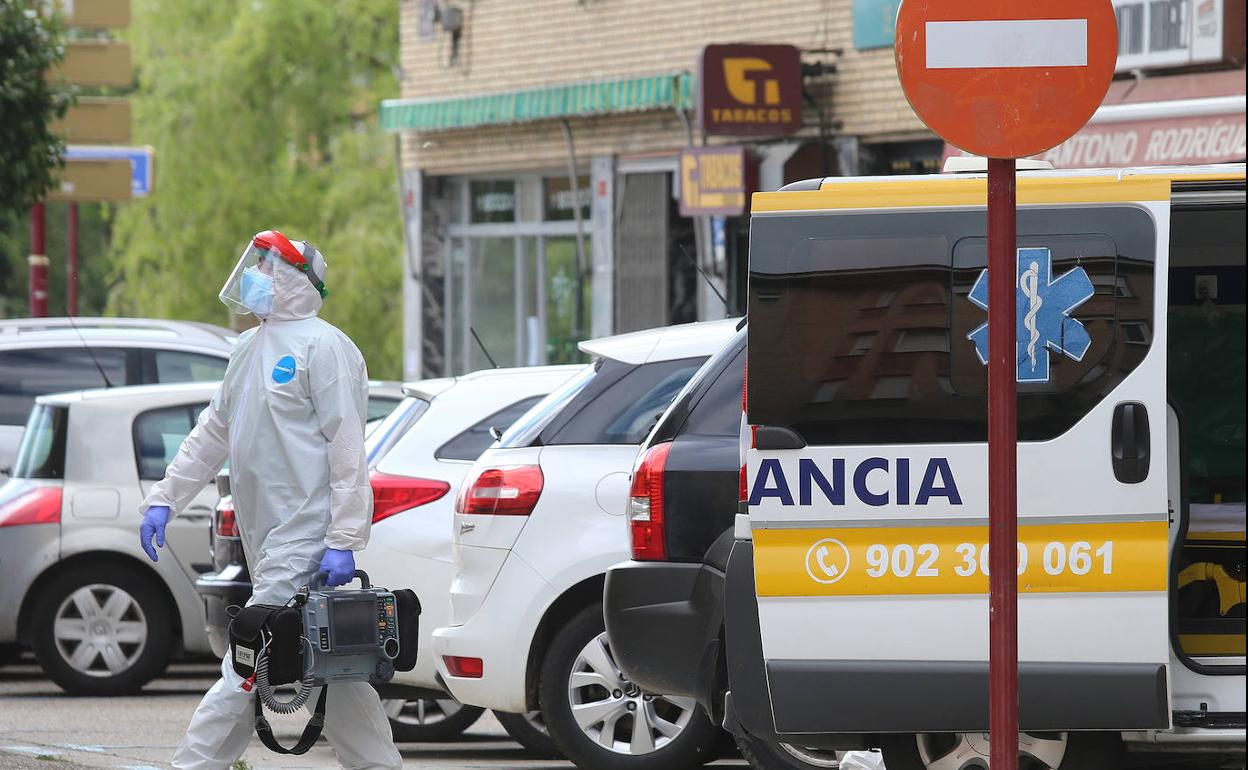 Un equipo sanitario, tras la atención en un domicilio. 