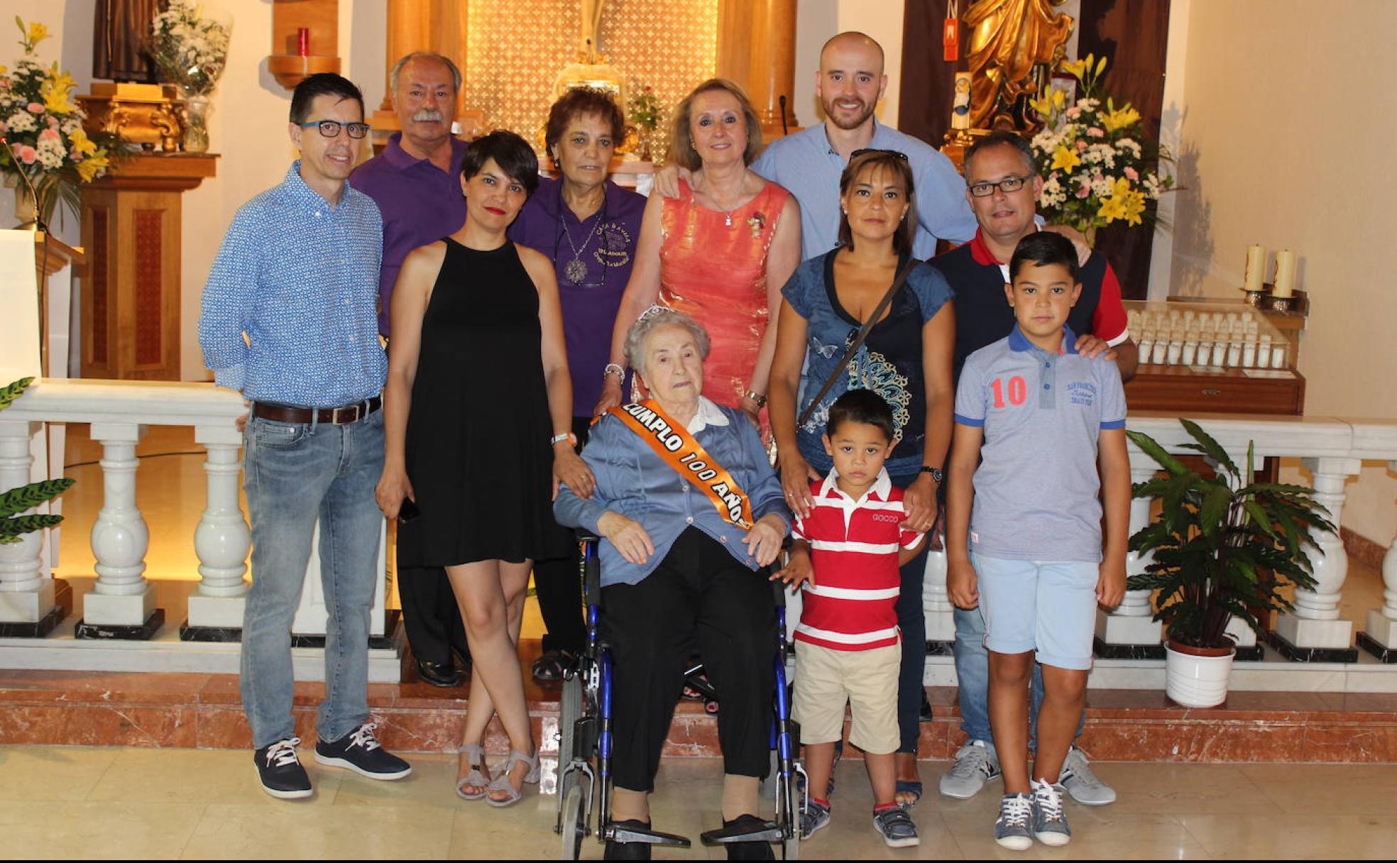 Victoria Álvarez, en el centro, acompañada por su familia cuando cumplió 100 años.