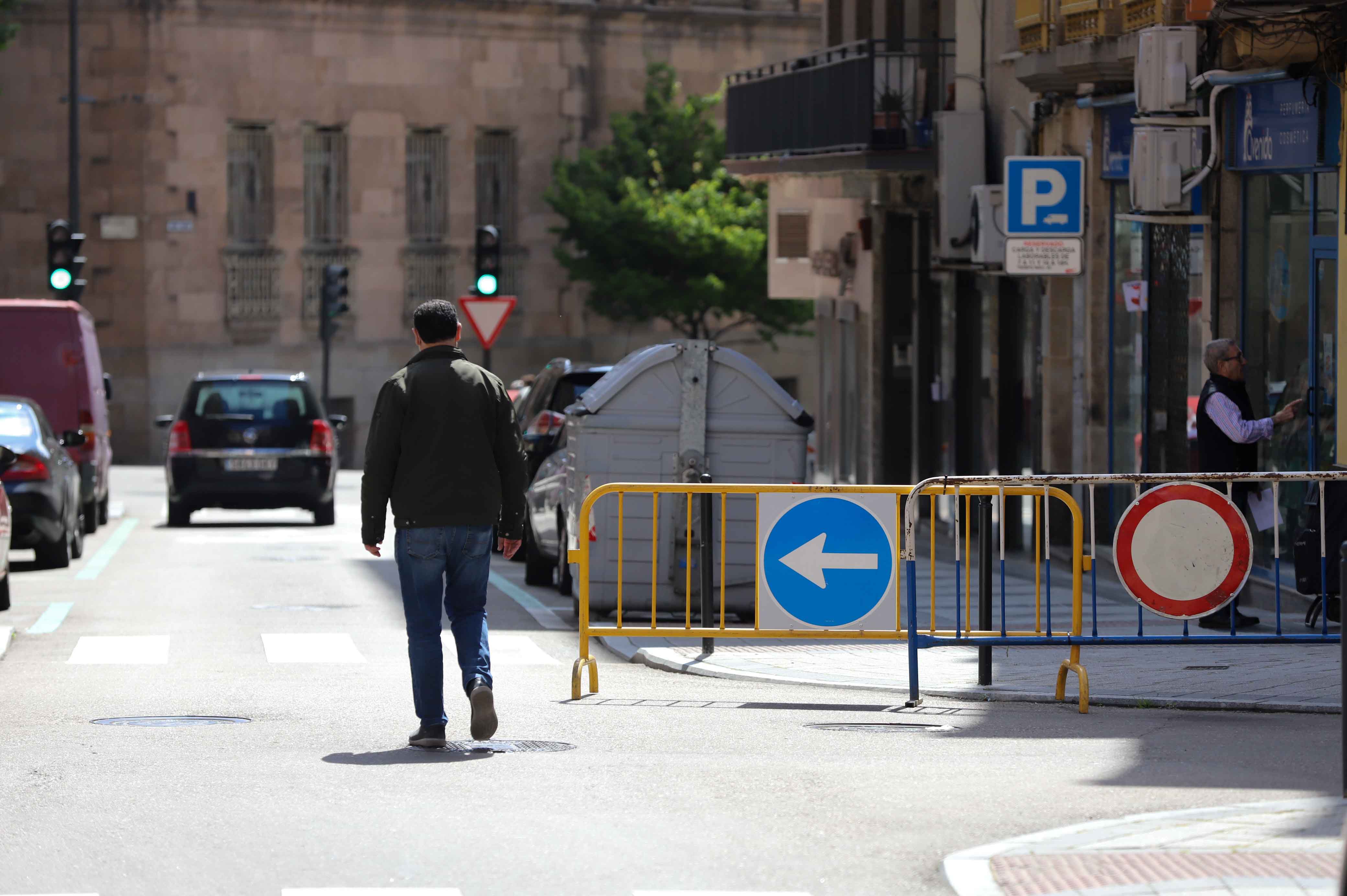 Peatones caminan por las calles de Salamanca. 