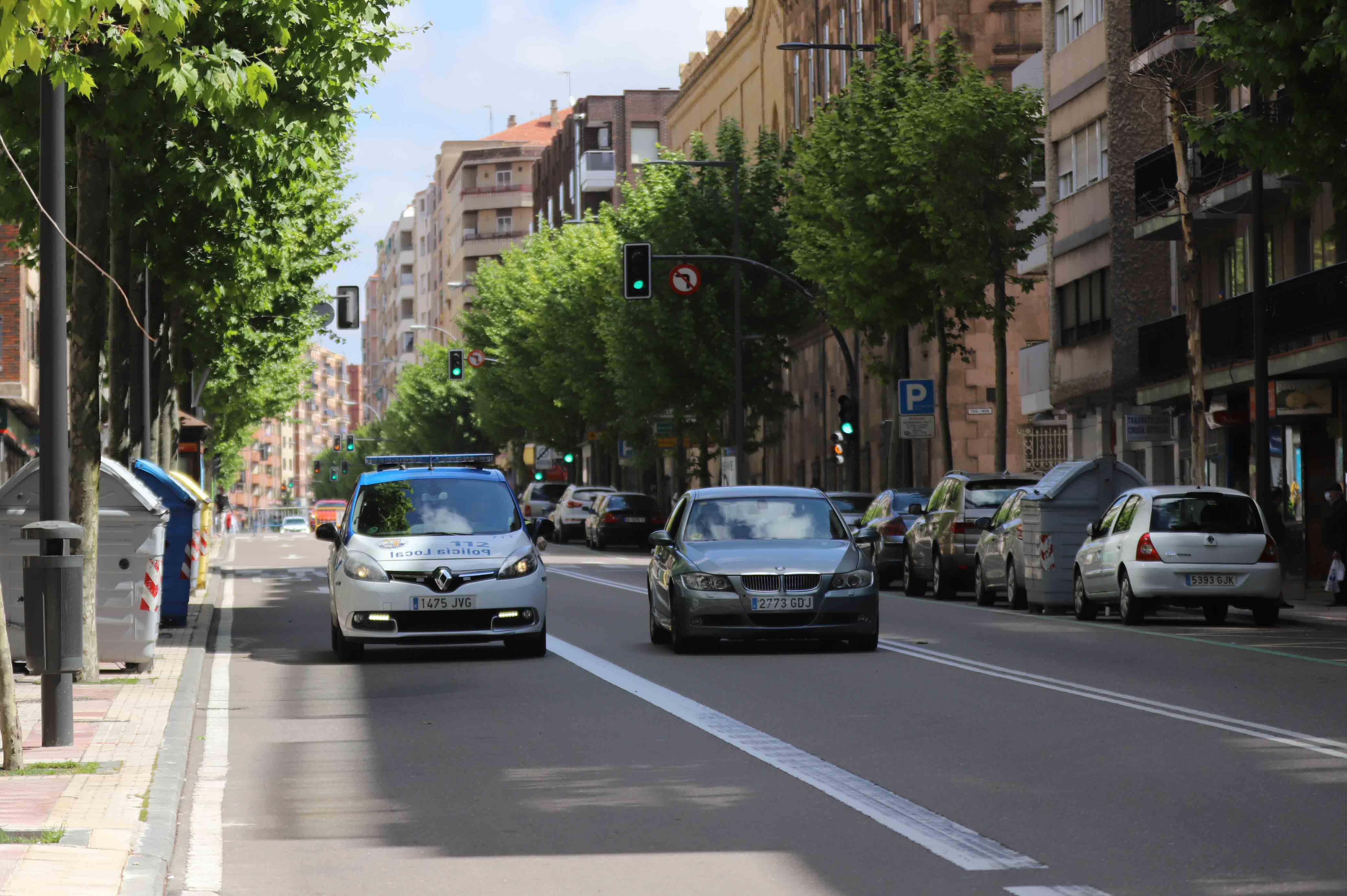 Peatones caminan por las calles de Salamanca. 