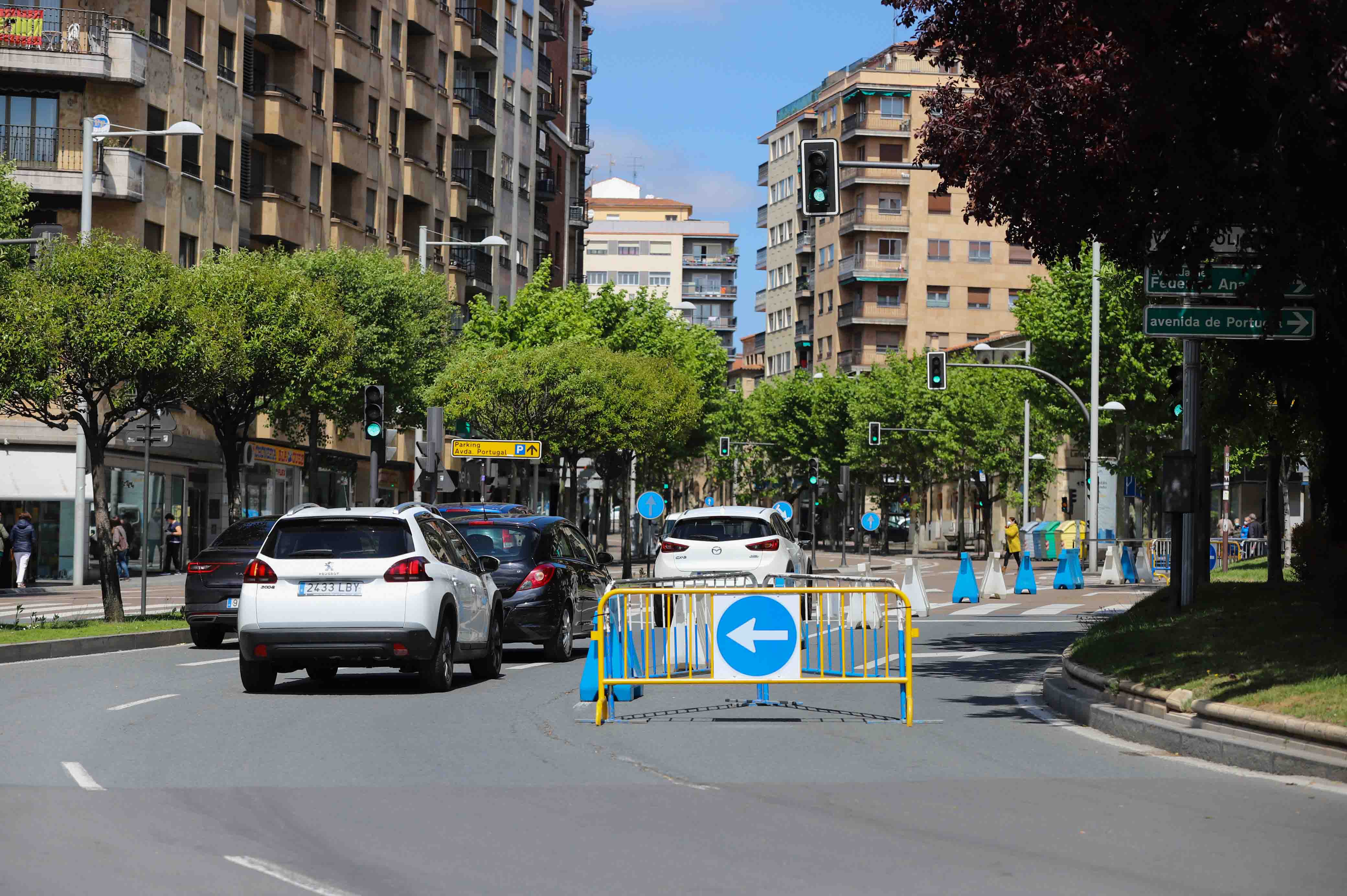 Peatones caminan por las calles de Salamanca. 