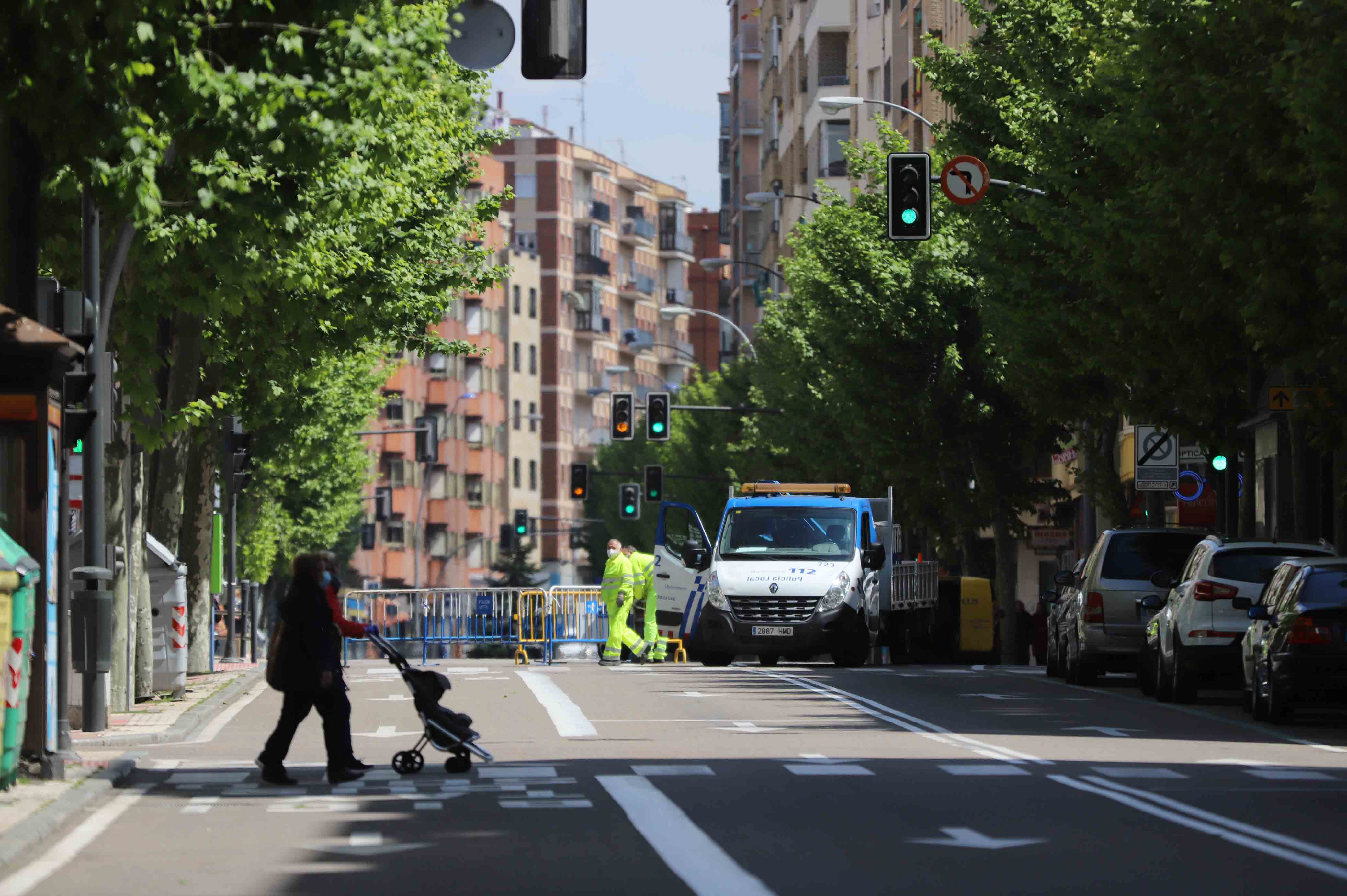 Peatones caminan por las calles de Salamanca. 