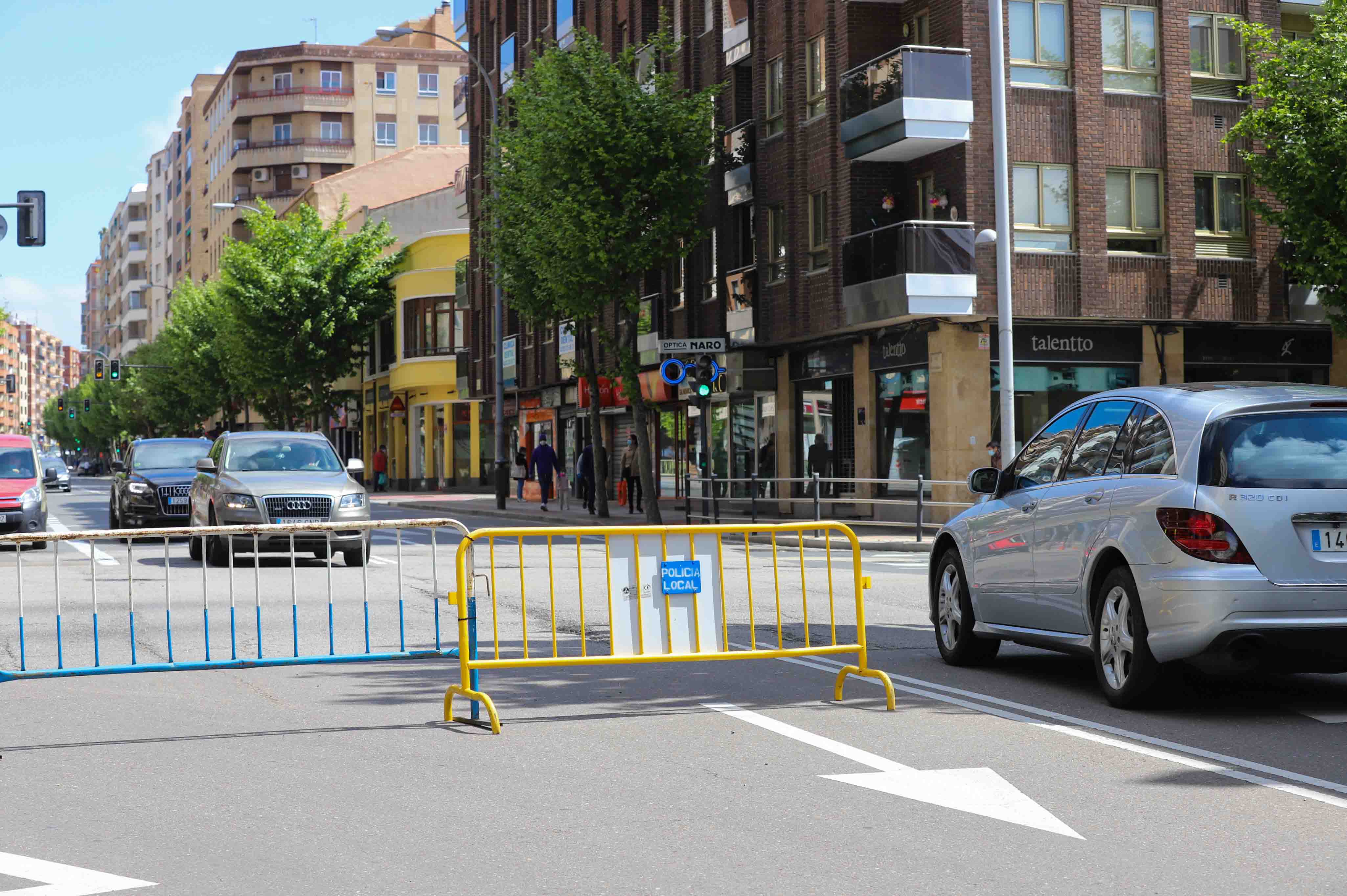 Peatones caminan por las calles de Salamanca. 