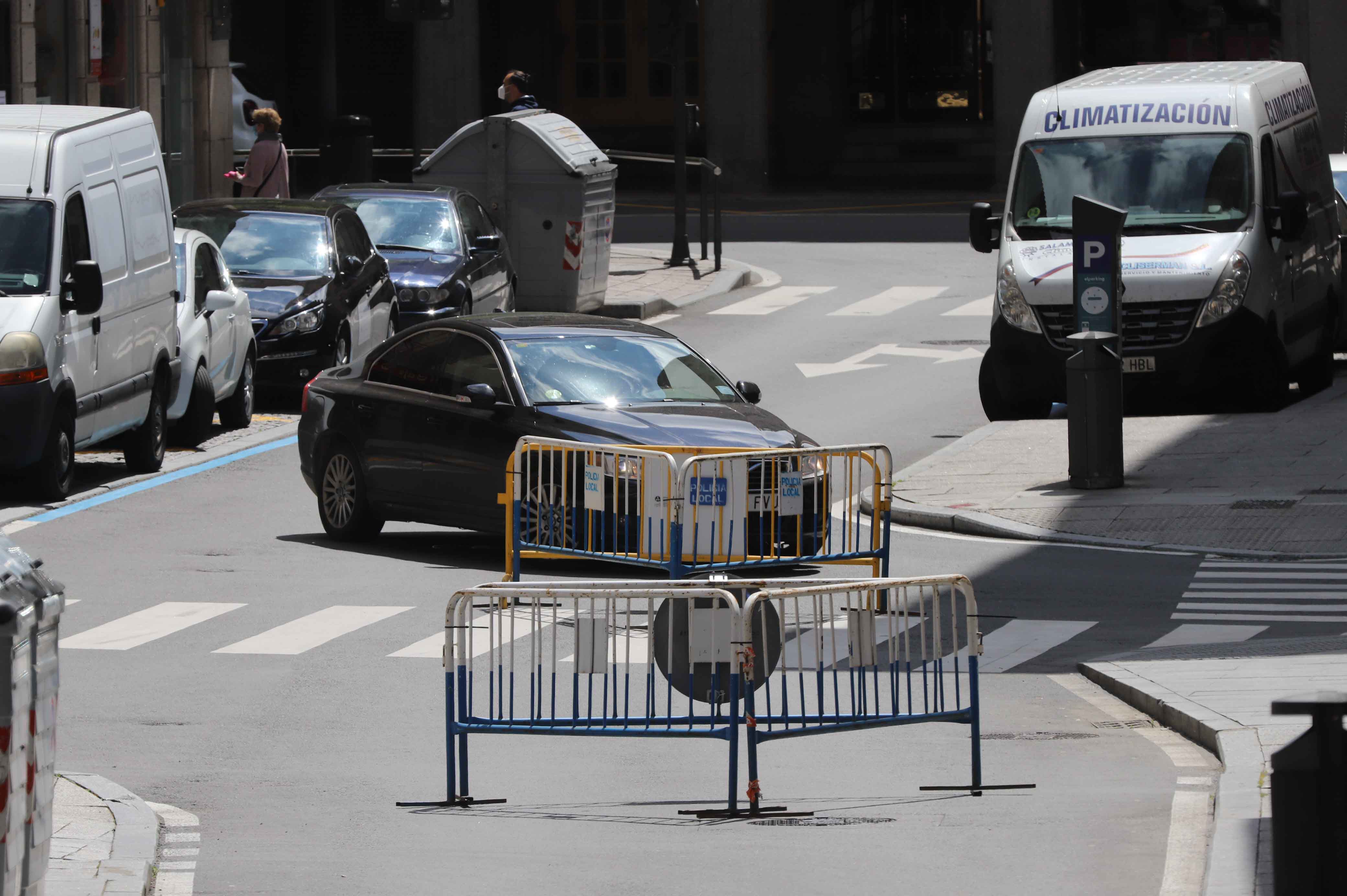 Peatones caminan por las calles de Salamanca. 