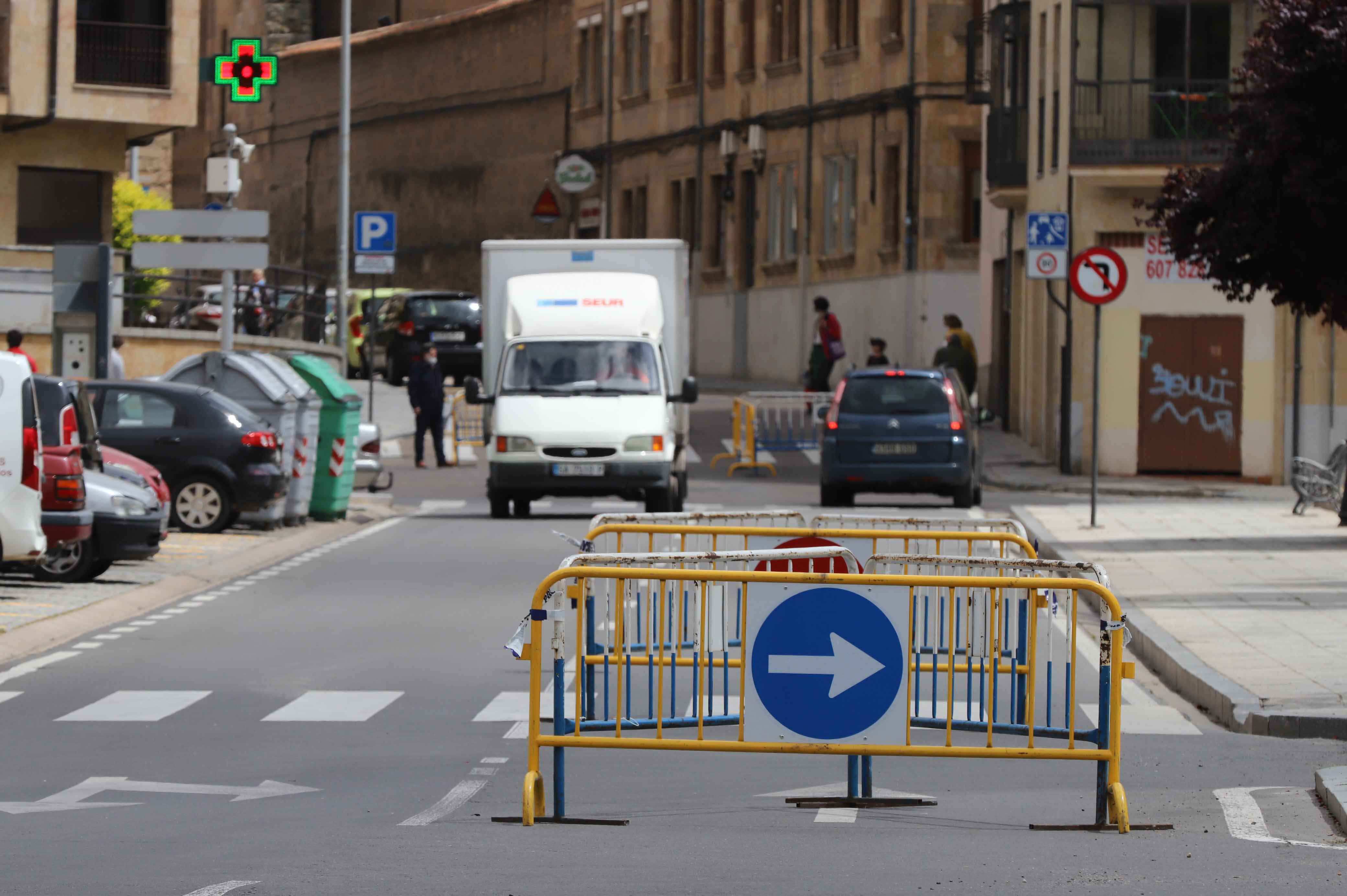 Peatones caminan por las calles de Salamanca. 