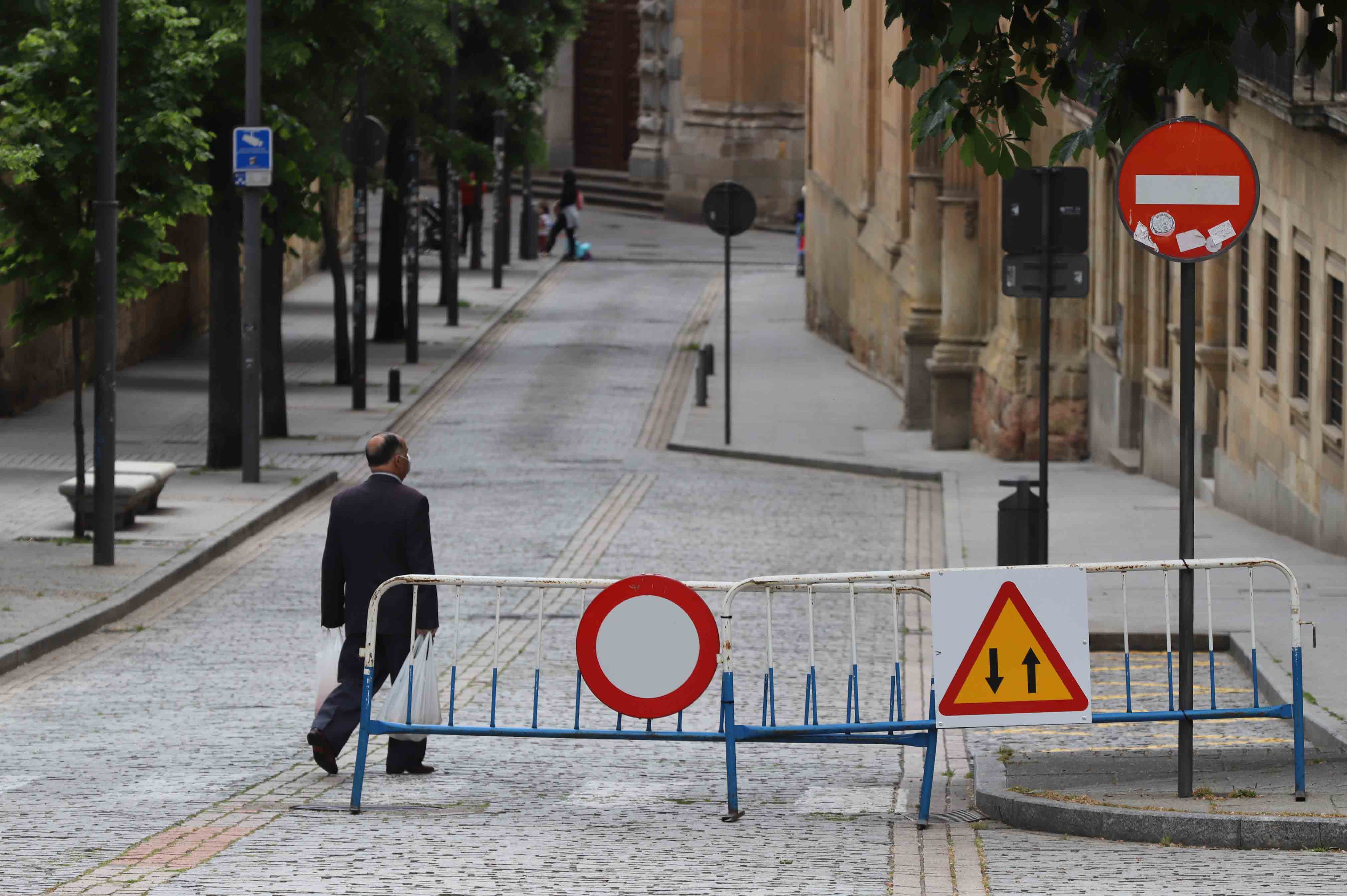 Peatones caminan por las calles de Salamanca. 