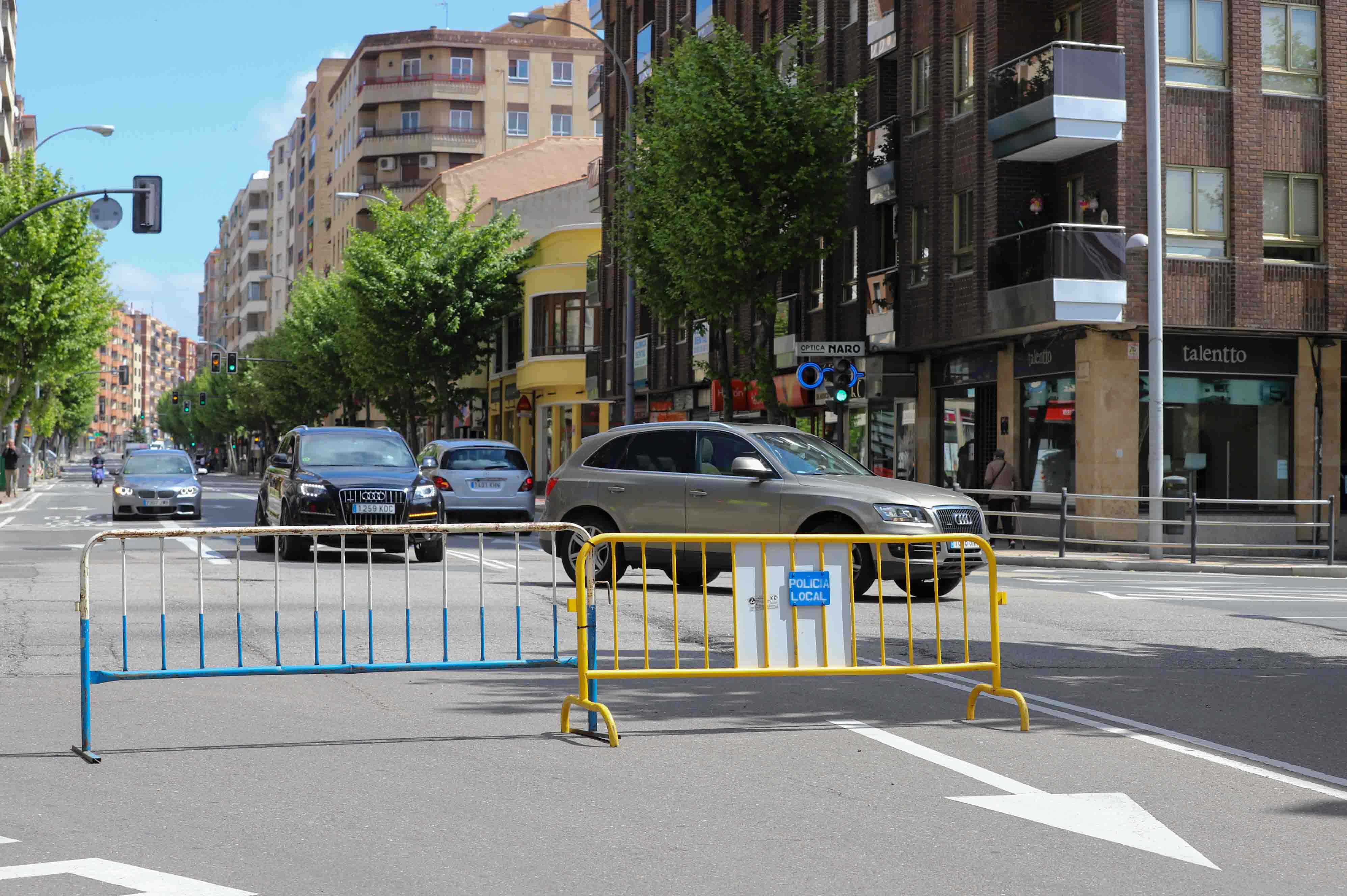 Peatones caminan por las calles de Salamanca. 