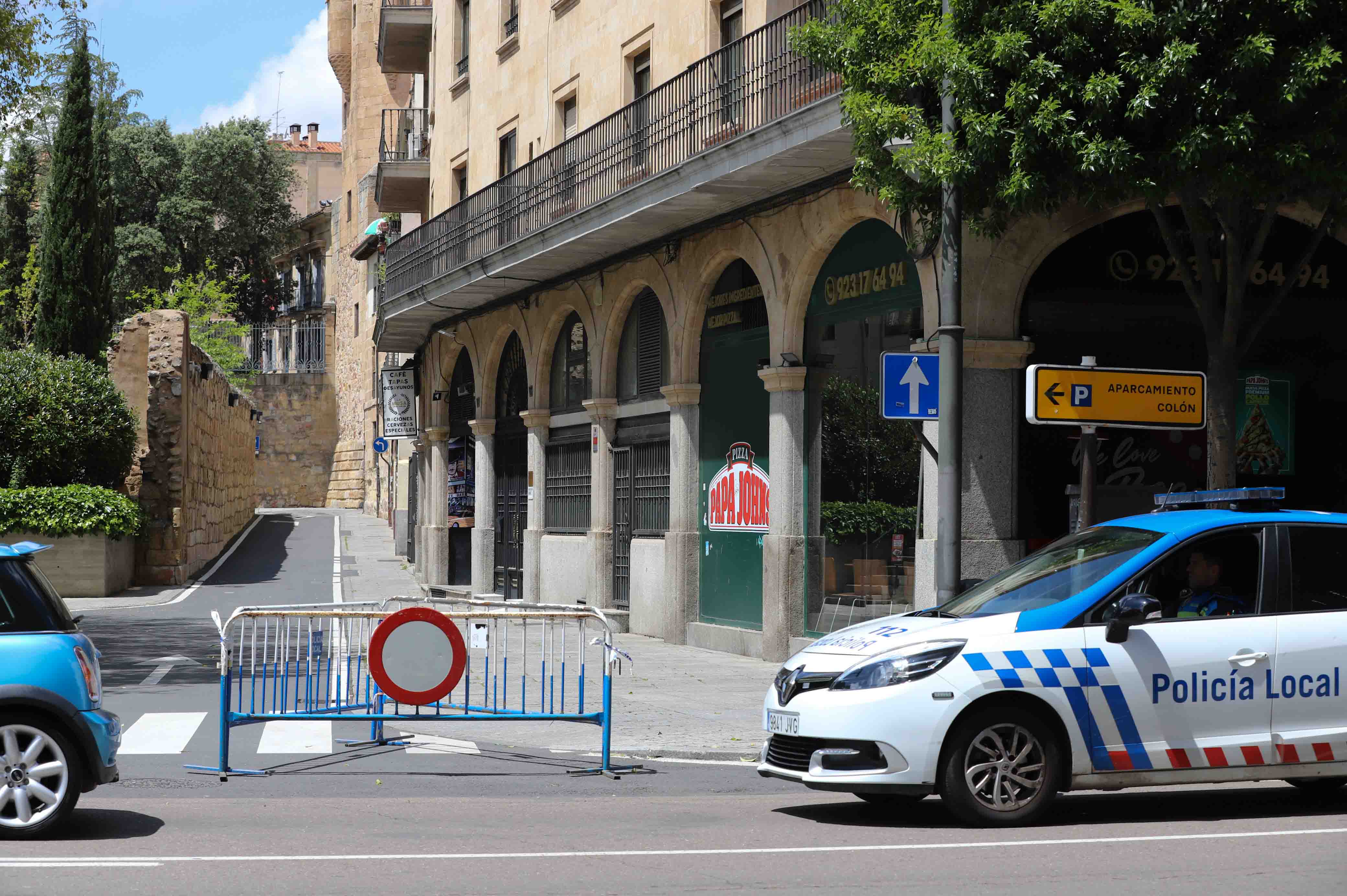 Peatones caminan por las calles de Salamanca. 