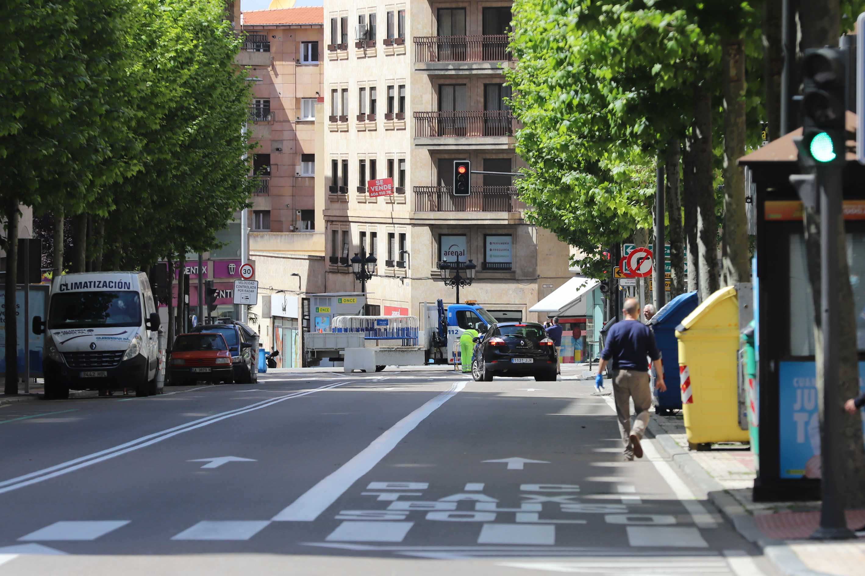 Peatones caminan por las calles de Salamanca. 