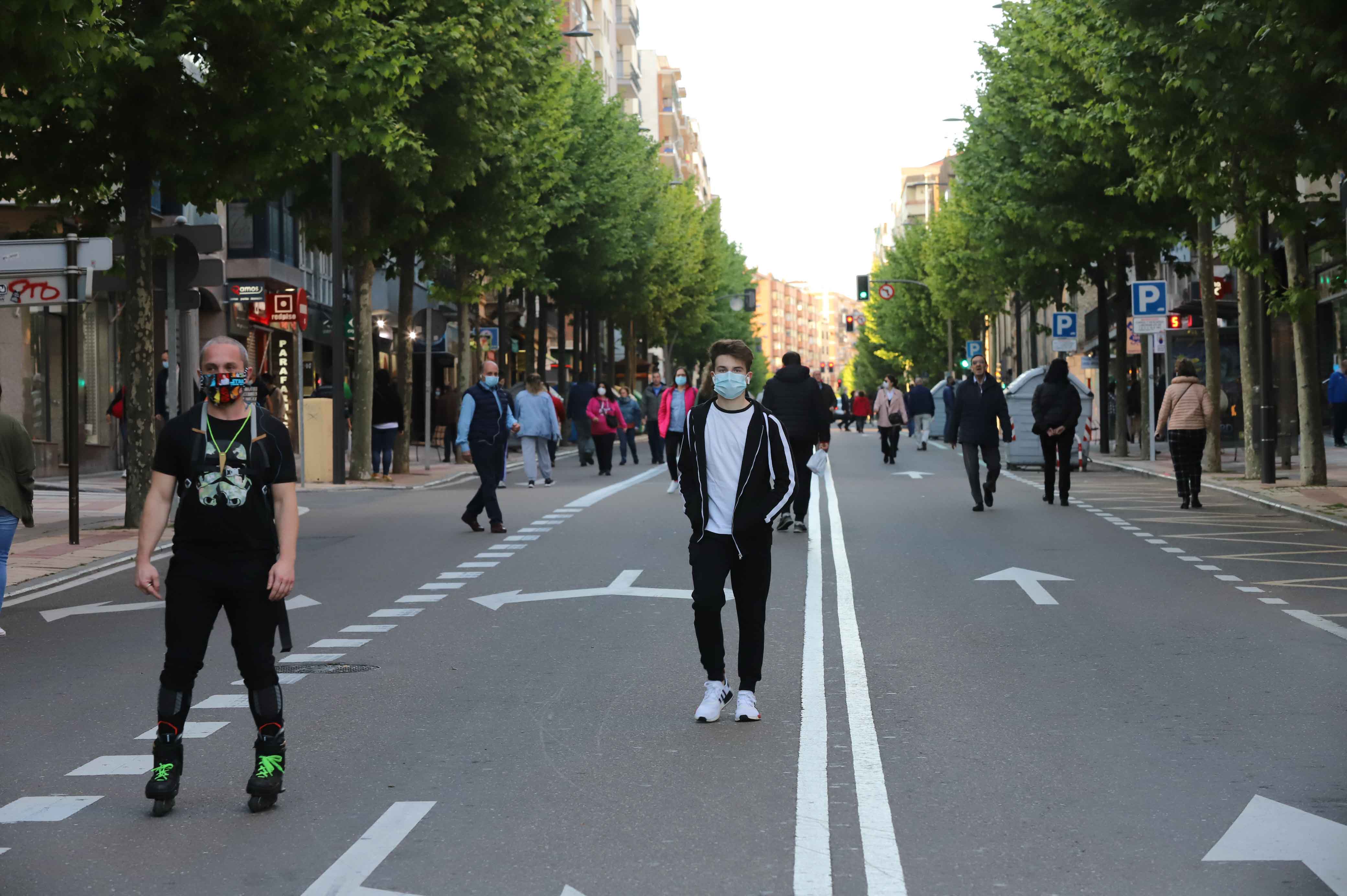 Peatones caminan por las calles de Salamanca. 