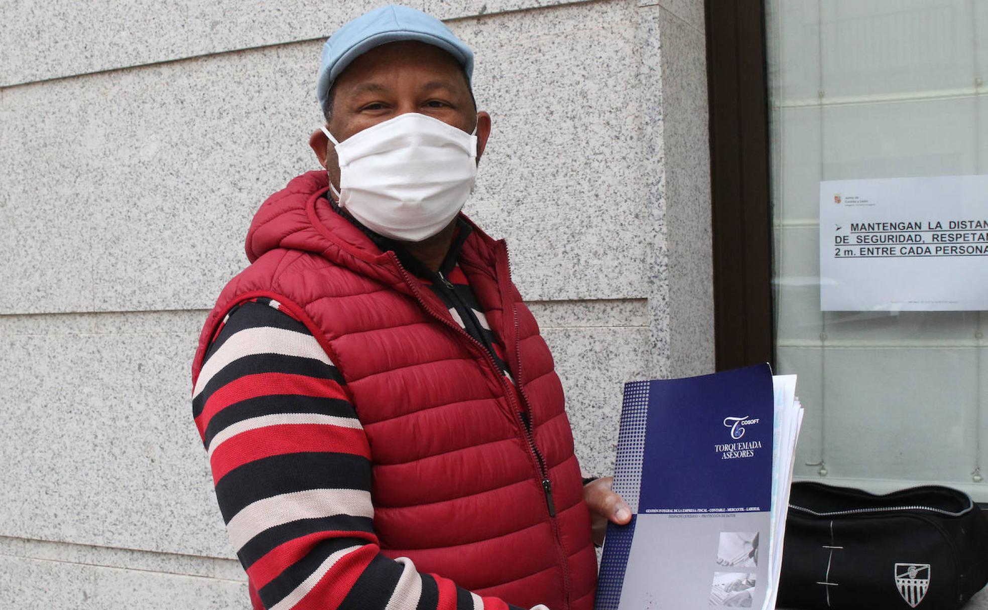 Alberto Encarnación, trabajador de la hostelería en Segovia, en la puerta de la Junta para entregar la documentación de la ayuda al alquiler.