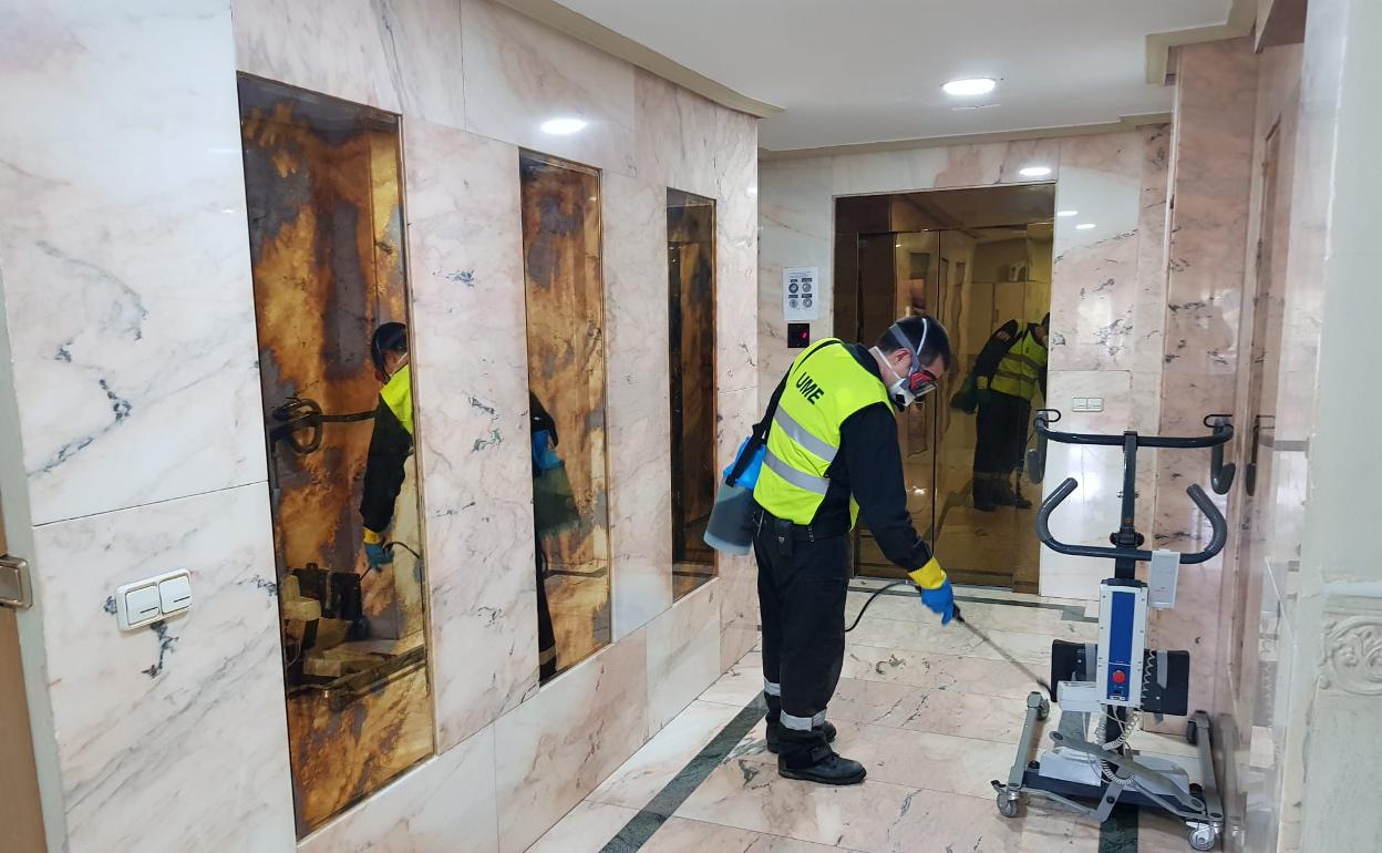 Personal de la UME desinfecta una residencia en Salamanca. 