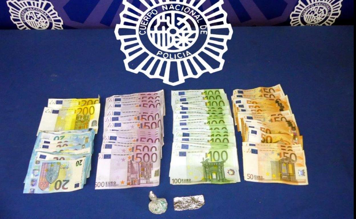 Imagen de los billetes y de la heroína incautada. 