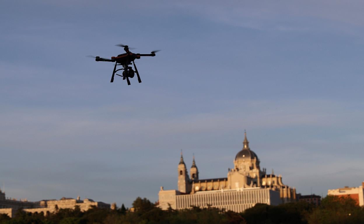 Un dron vigila el cumplimiento del estado de alarma en Madrid. 