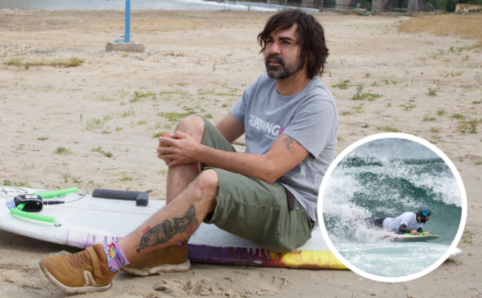 Ángel Luis Curiel 'Curi' posa con una tabla de surf en la playa del Pisuerga. En pequeño, en plena competición