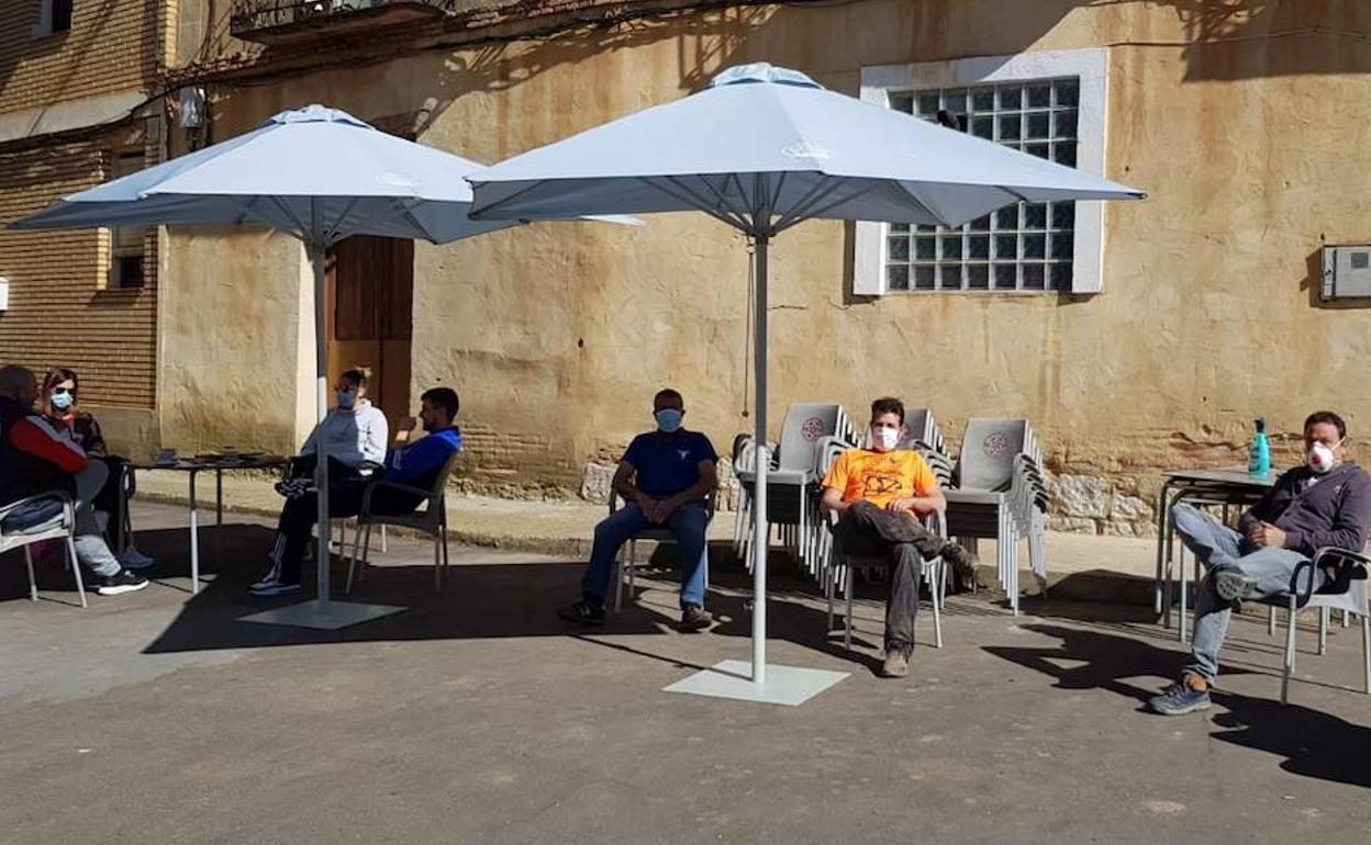 Varios vecinos de Villafrechós disfrutan ayer de la terraza el bar La Cantina en el primer día de la fase 1.