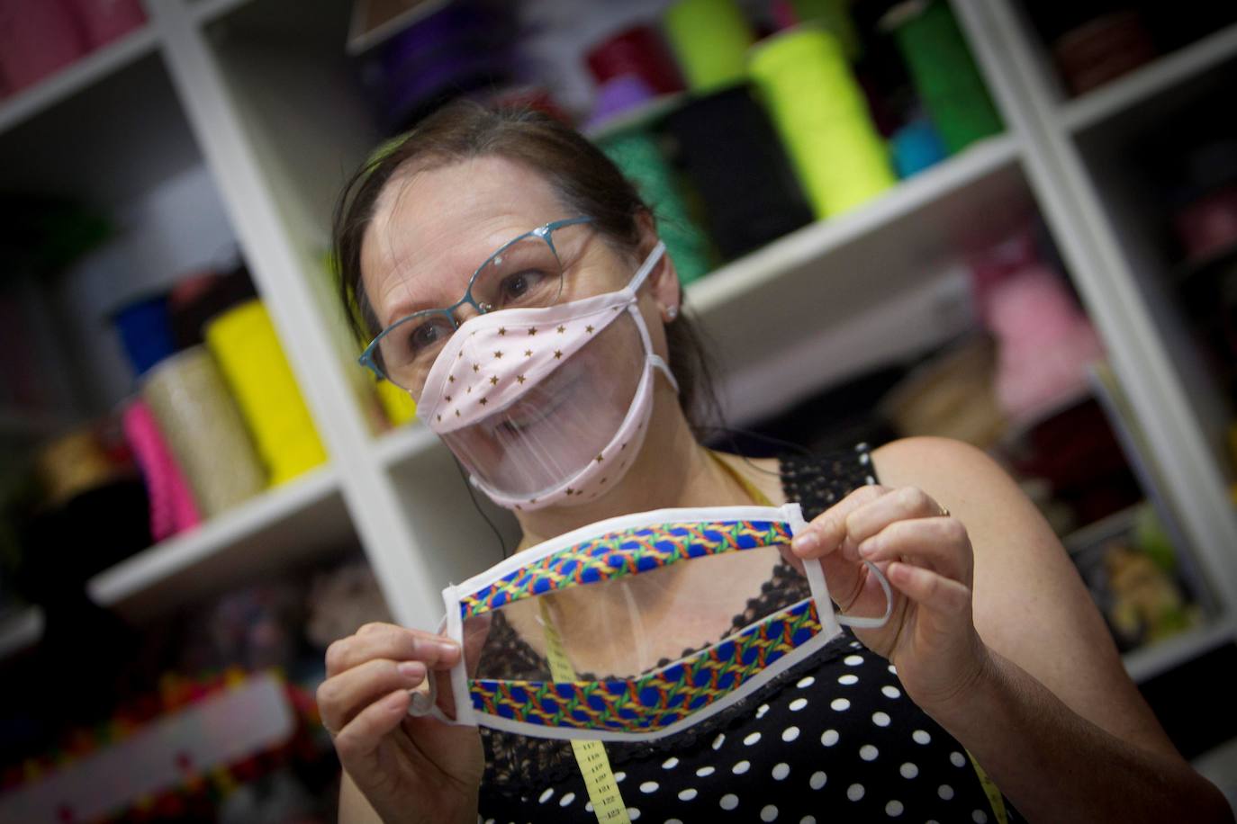 Nieves Comesaña muestra cómo elabora mascarillas de tela transparentes para aquellas personas que necesitan leer los labios