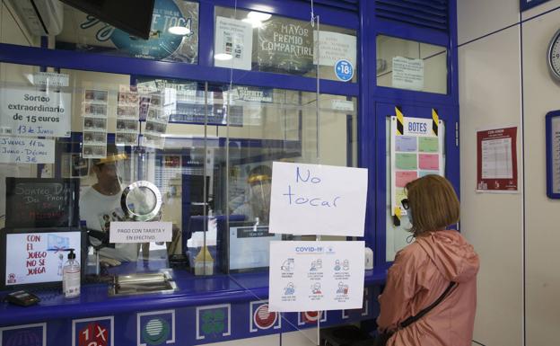 Mampara de protección y medidas higiénicas en la administración de la calle Mantería. 