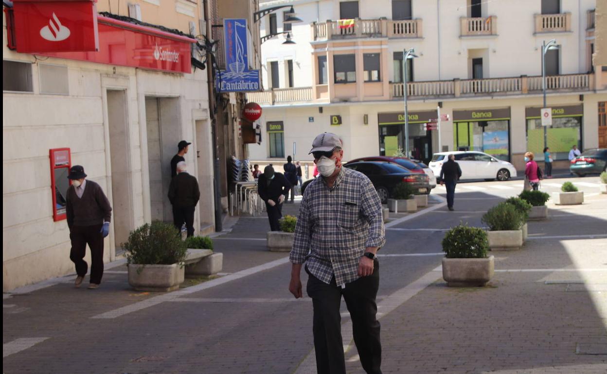 Un vecino pasea ayer por la calle de las Parras.