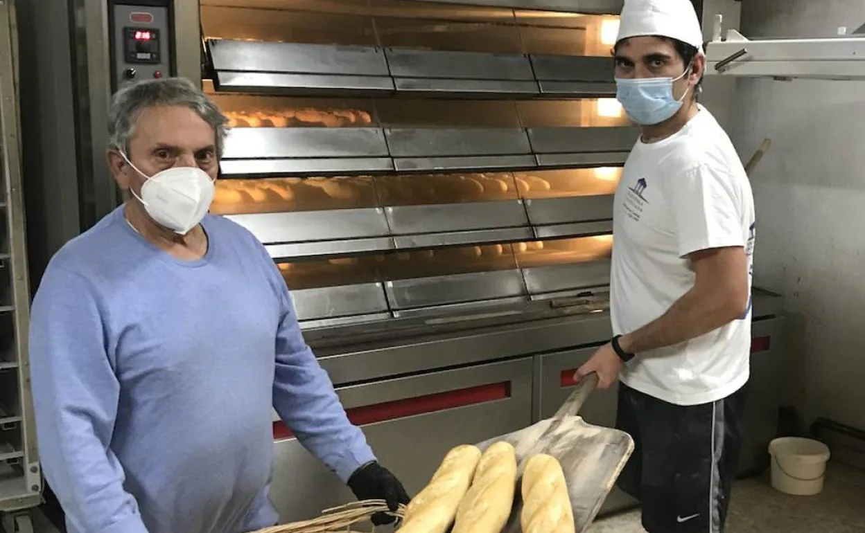 Teodoro y David Laguna, padre e hijo, en su panadería de Villalar. 