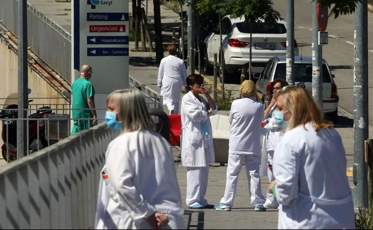 Grupos de sanitarios a la entrada del Hospital General de Segovia, este martes. 