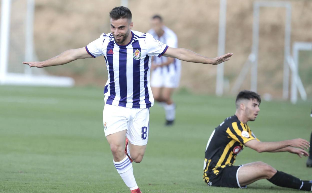 El jugador del Promesas Doncel celebra un gol esta temporada. 