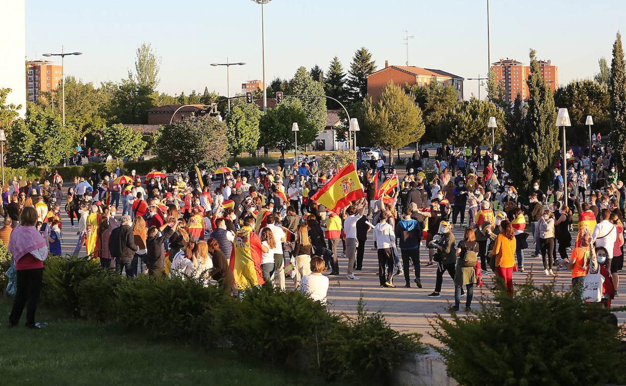 Concentración contra el Gobierno central en la plaza de las Cortes, en la avenida de Salamanca.