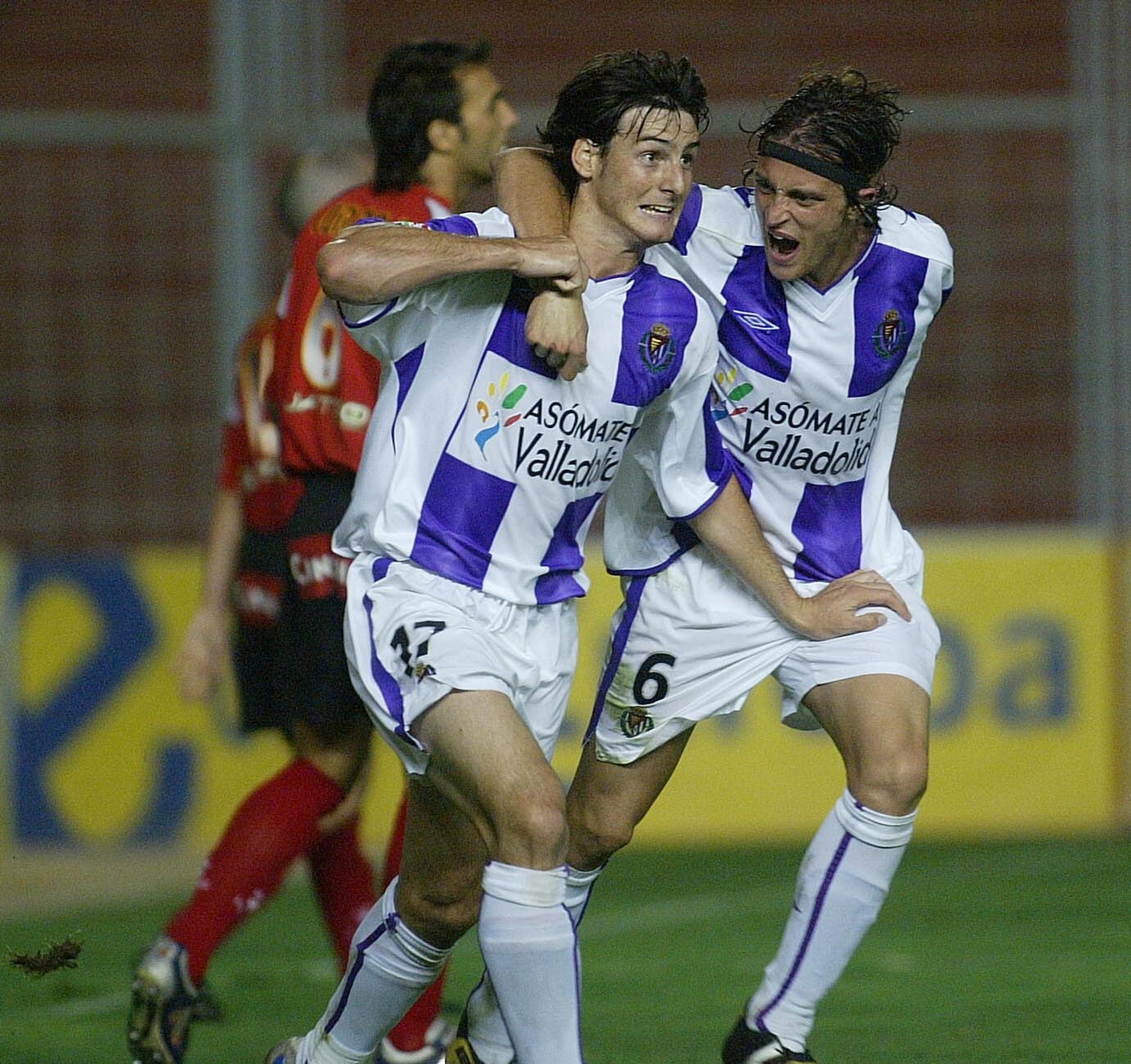 12/09/04 Óscar Sánchez felicita a Aduriz tras conseguir el primer gol del partido ante el Ciudad de Murcia.