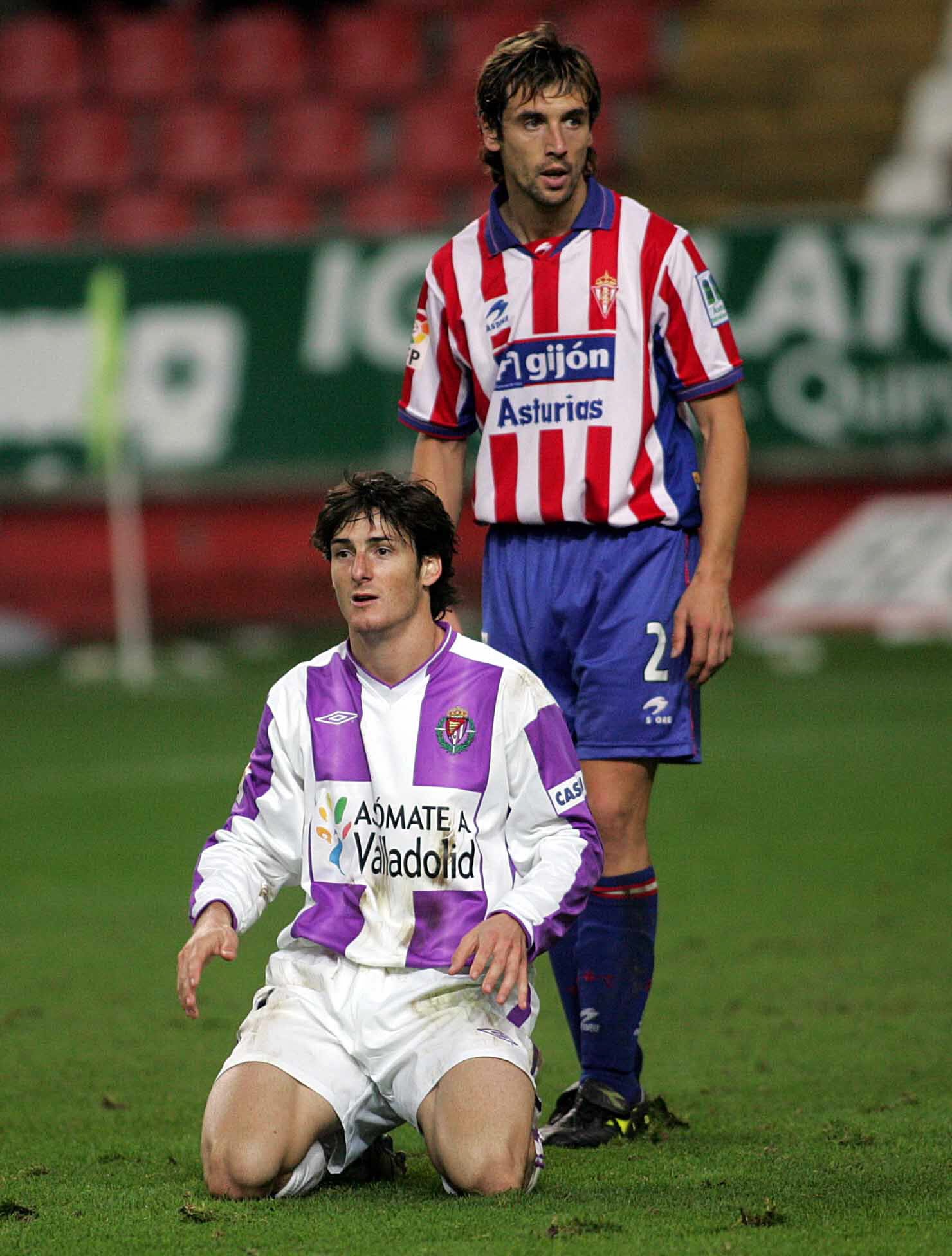 07/11/04 Mira hacia el árbitro después de una entrada de Neru durante el partido entre el Sporting y el Real Valladolid.