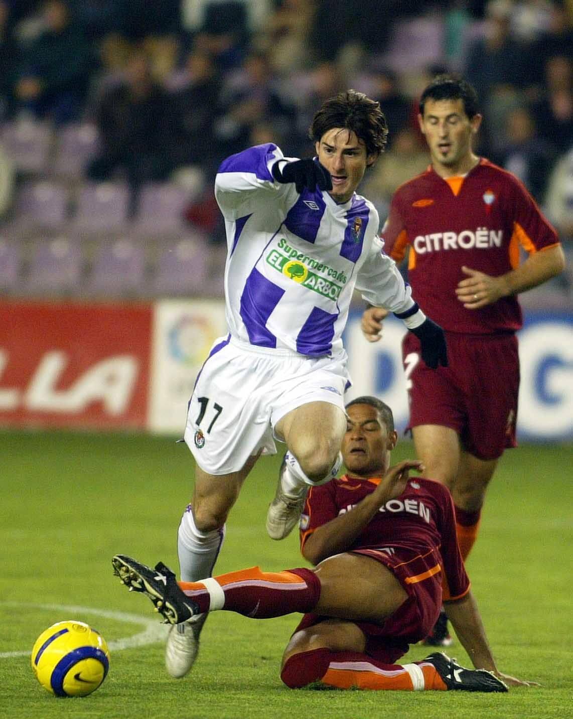 27/11/04 Yago corta un avance de Aduriz durante el partido entre el Real Valladolid y el Celta de Vigo.