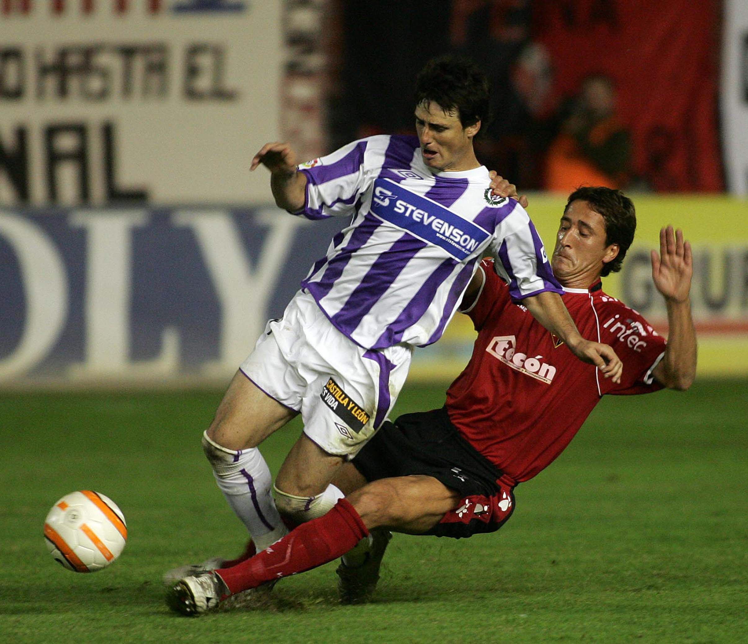 13/11/05 Un jugador del Ciudad de Murcia hace una peligrosa entrada detrás de Aduriz.