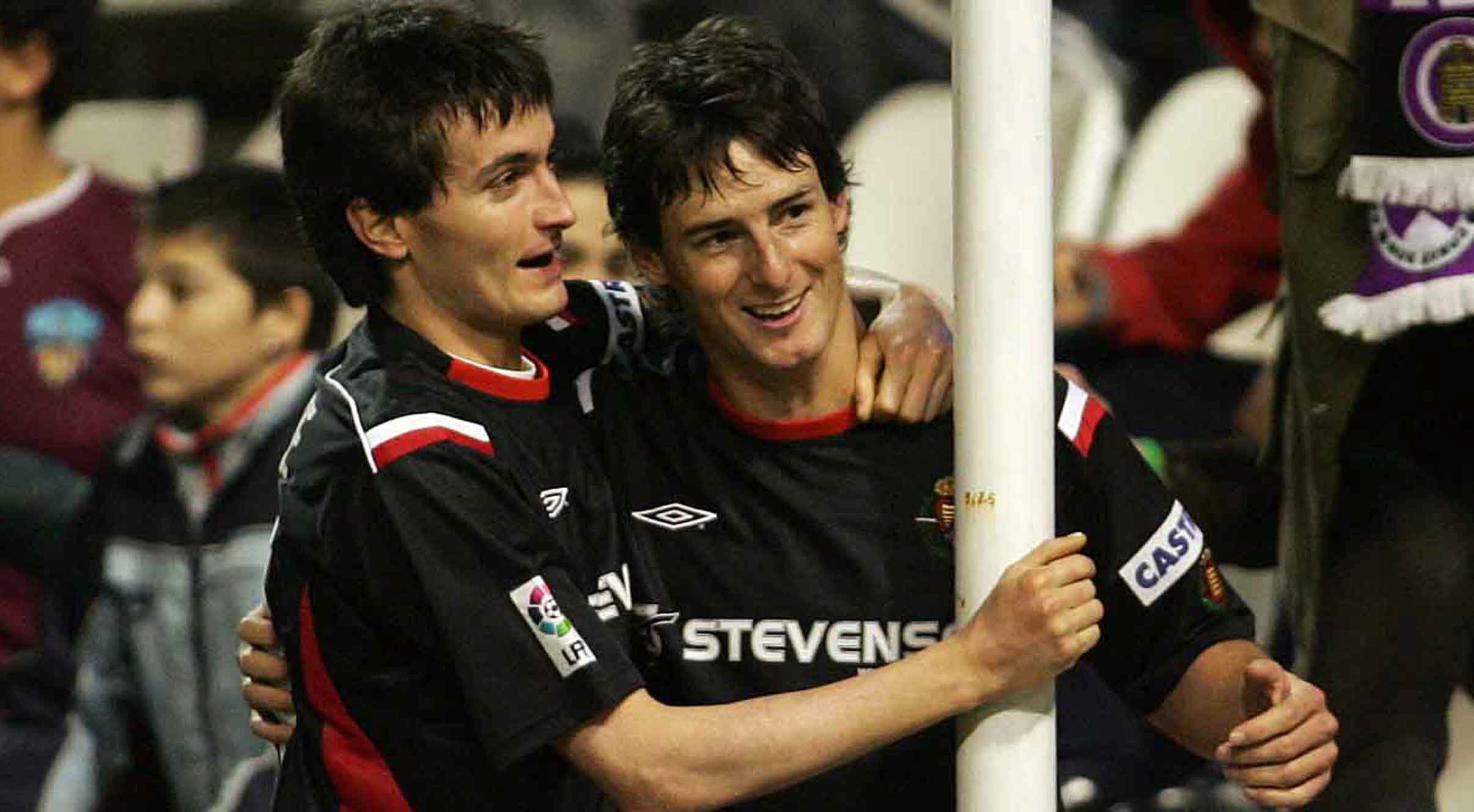 03/12/05 Joseba Llorente felicita a su compañero Aritz Aduriz, autor de tres de los cuatro goles del partido ante el Lleida.